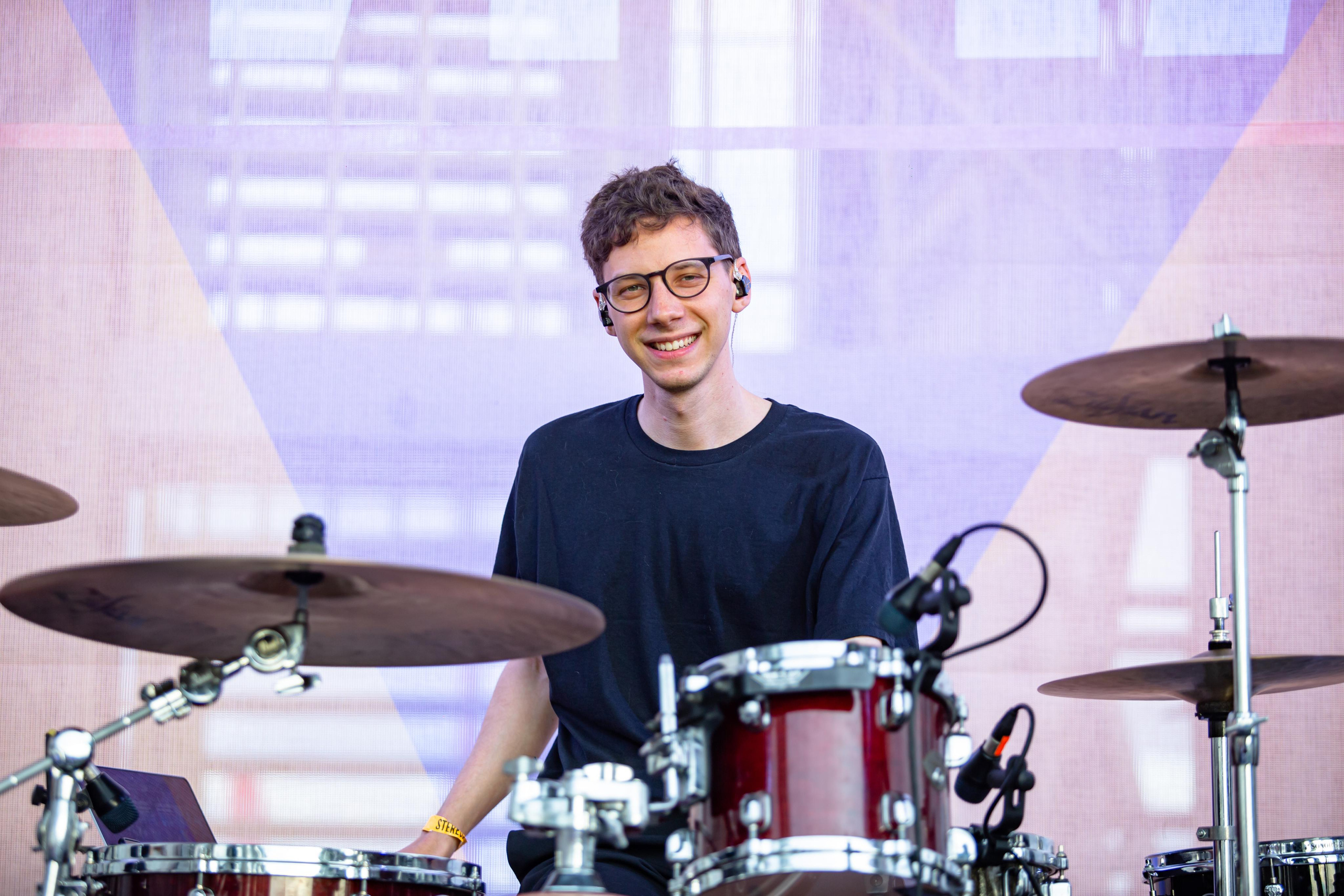 тима ищет свет