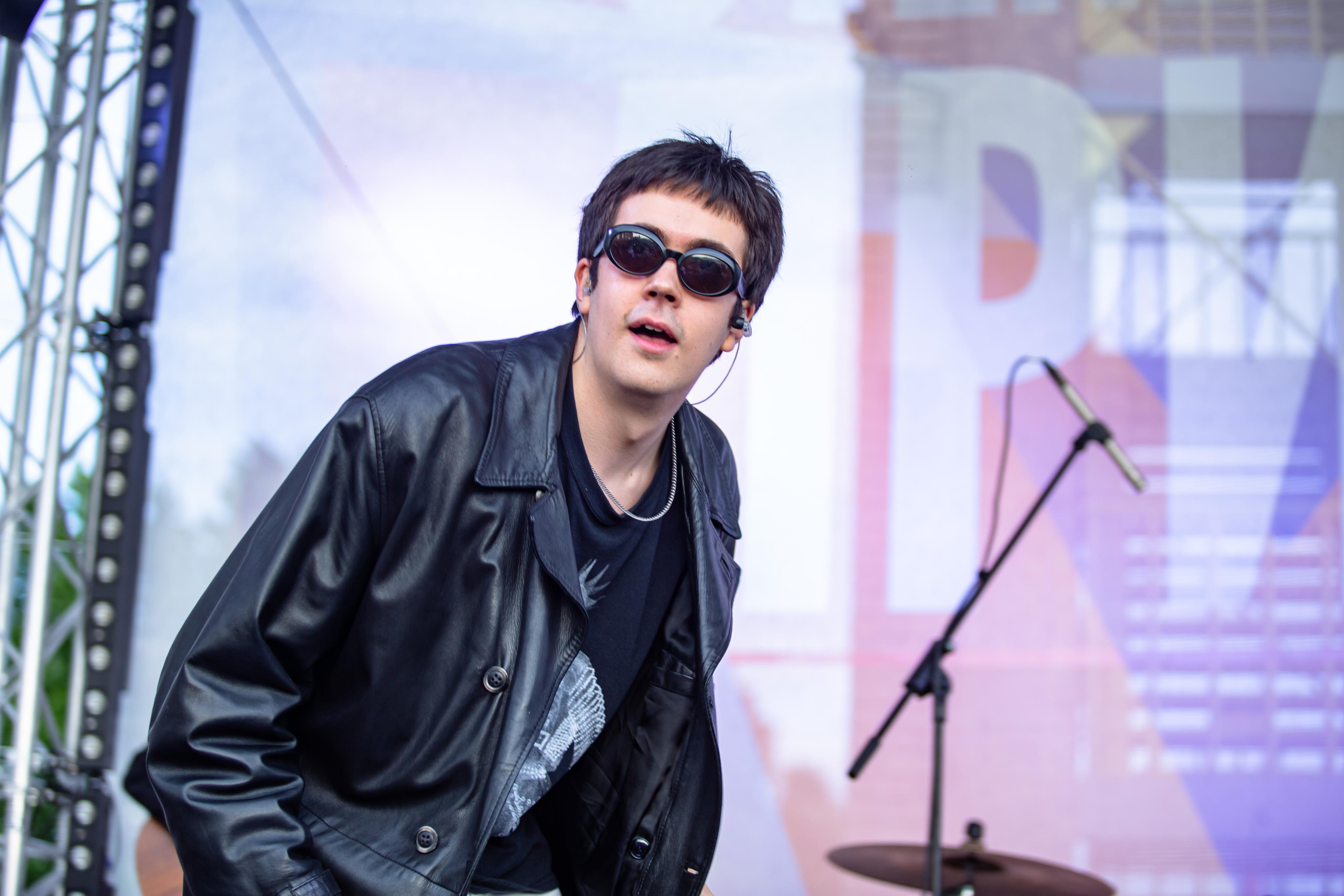 тима ищет свет