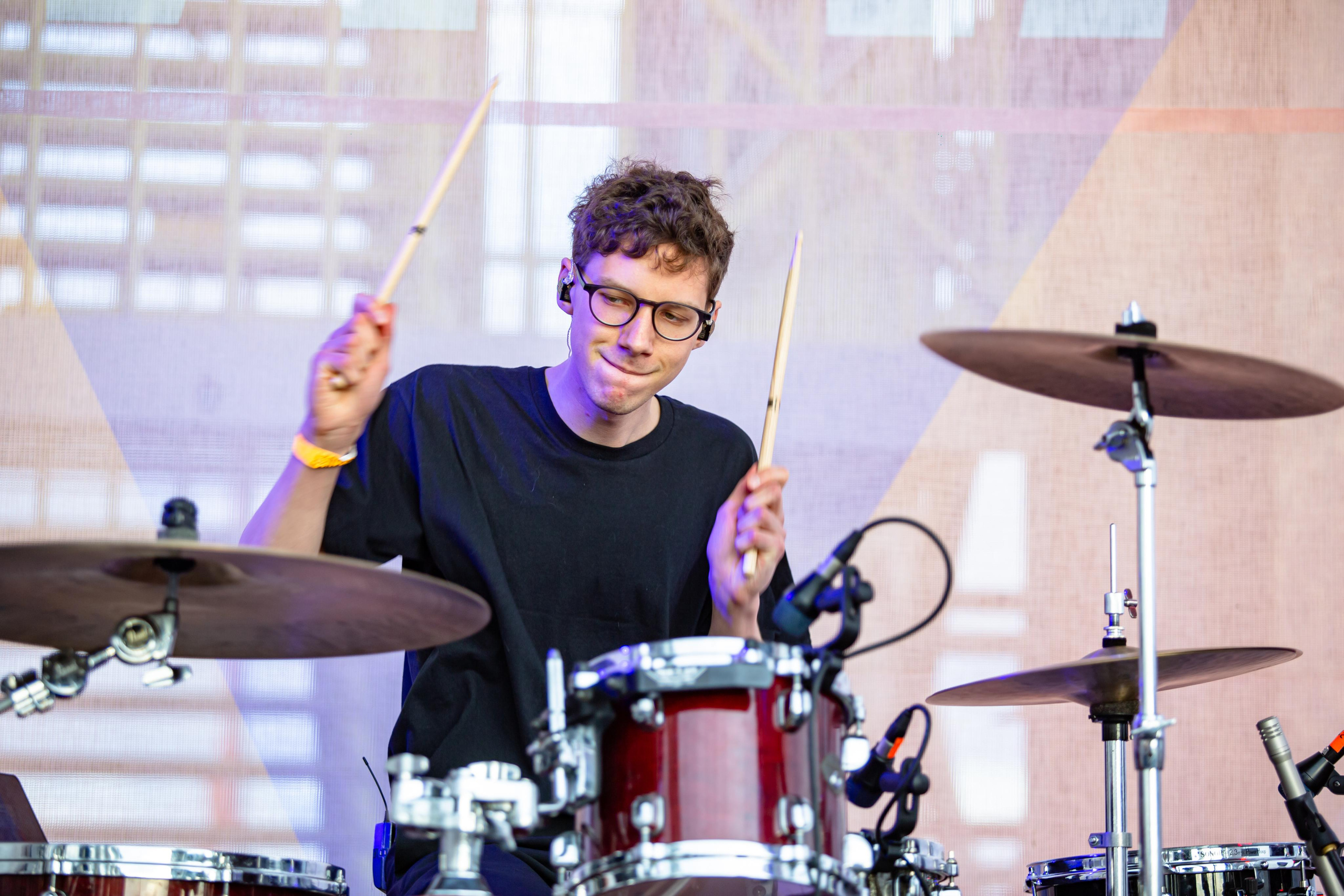 тима ищет свет