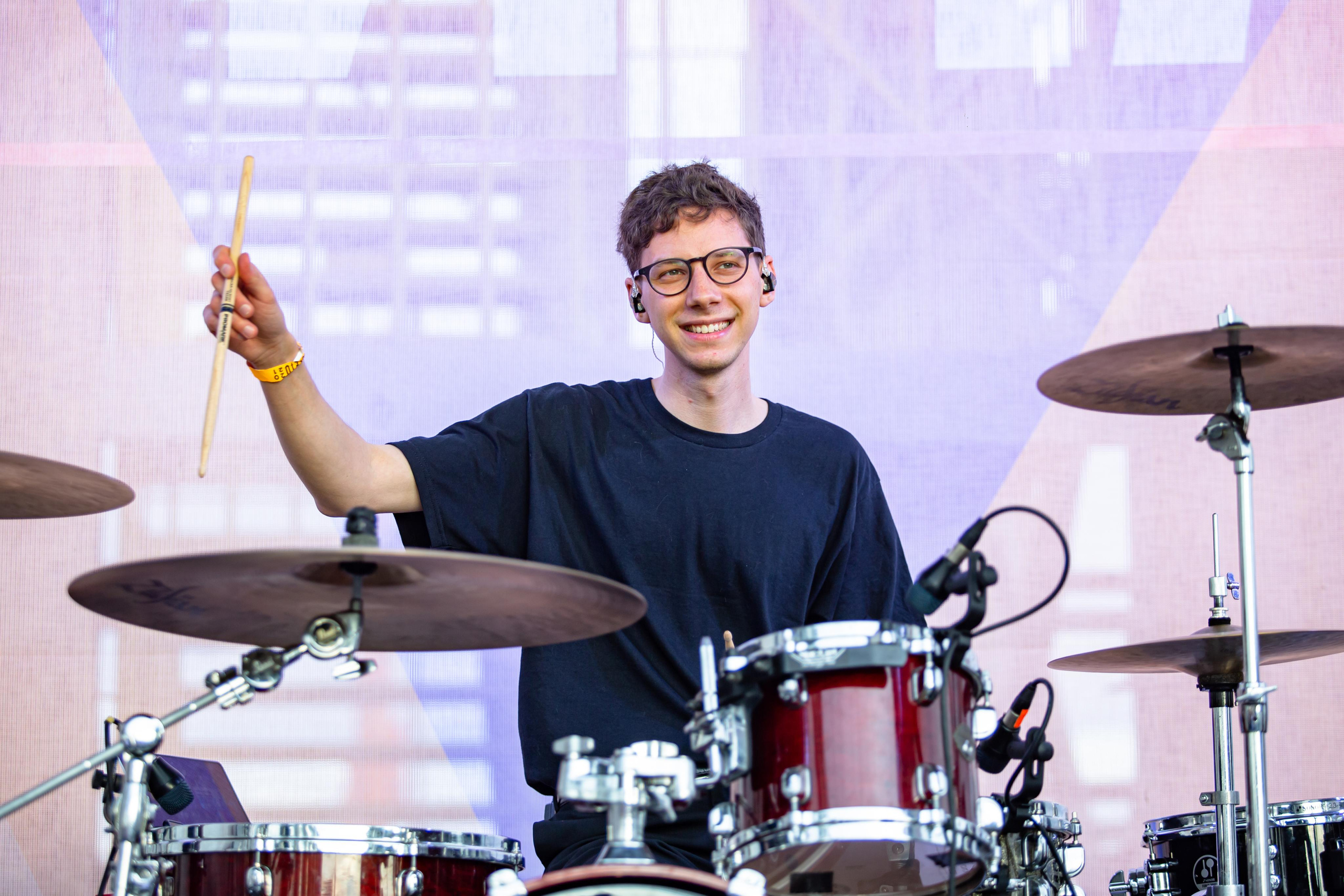 тима ищет свет