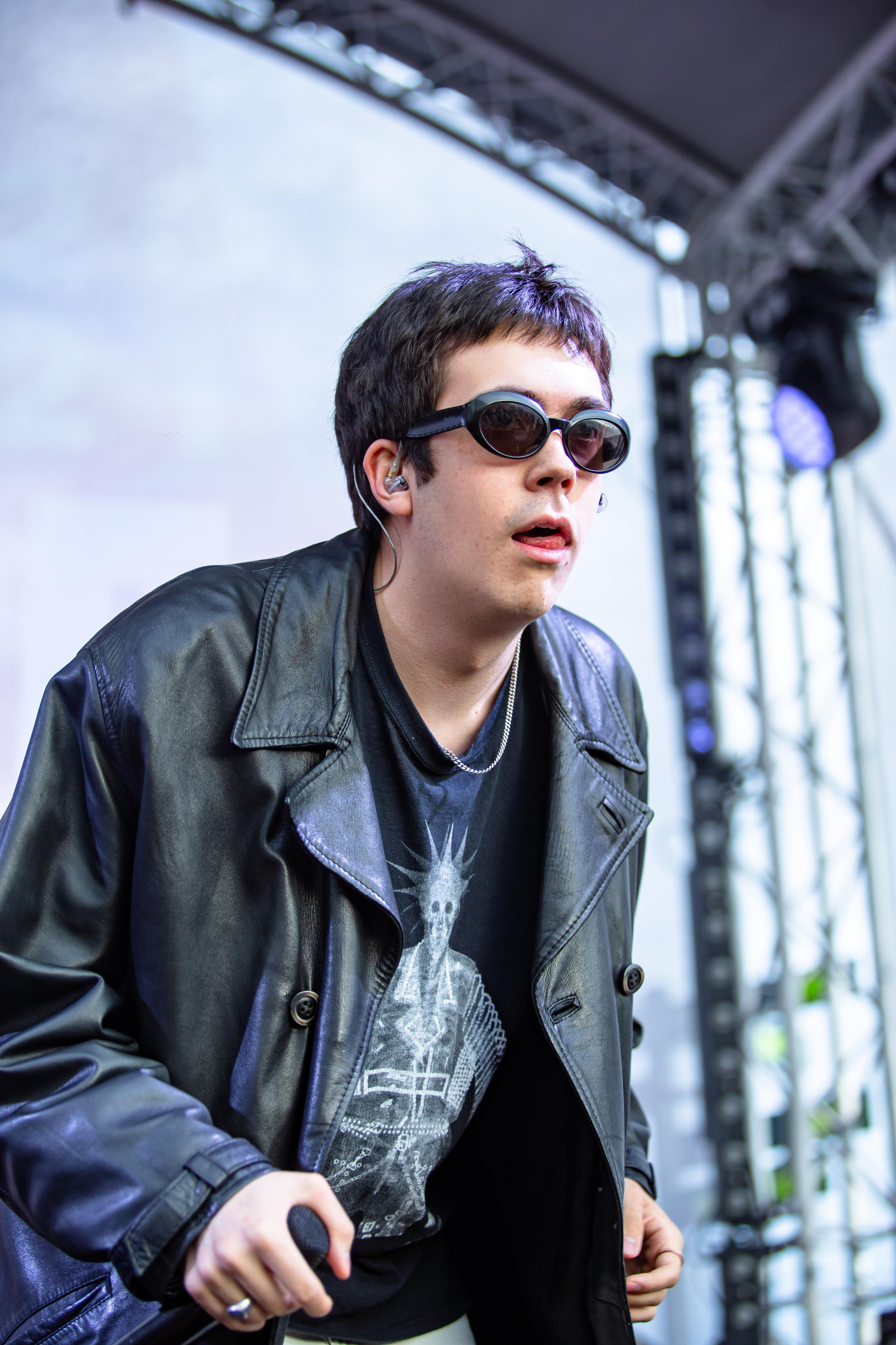 тима ищет свет