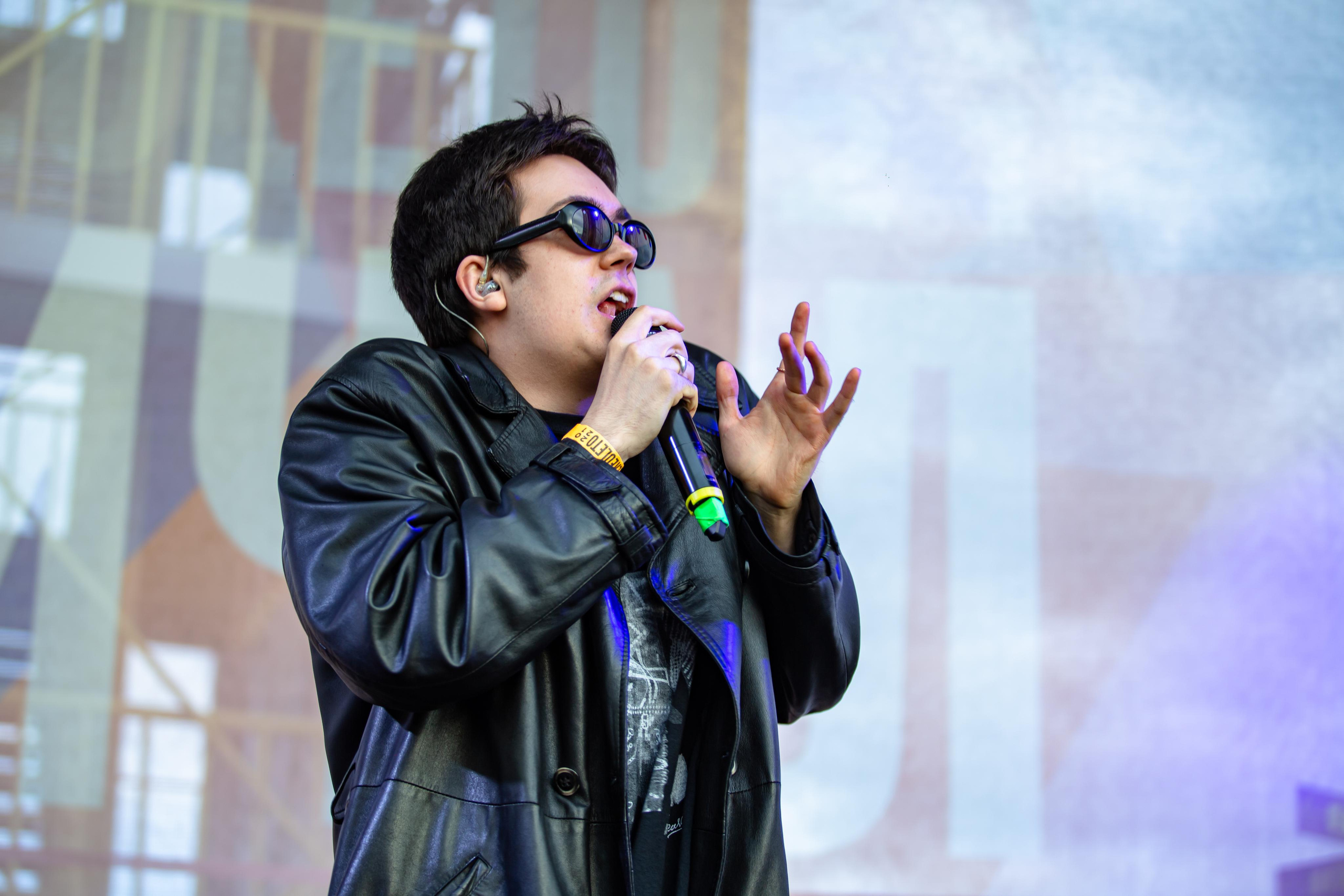 тима ищет свет