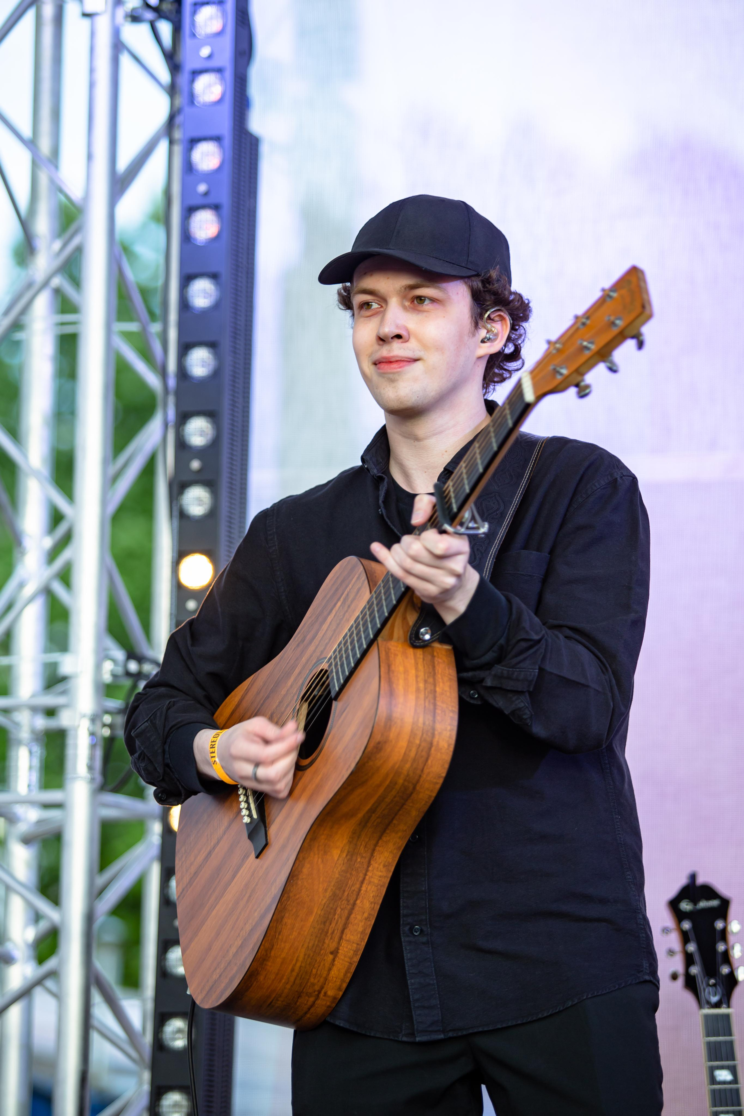 тима ищет свет