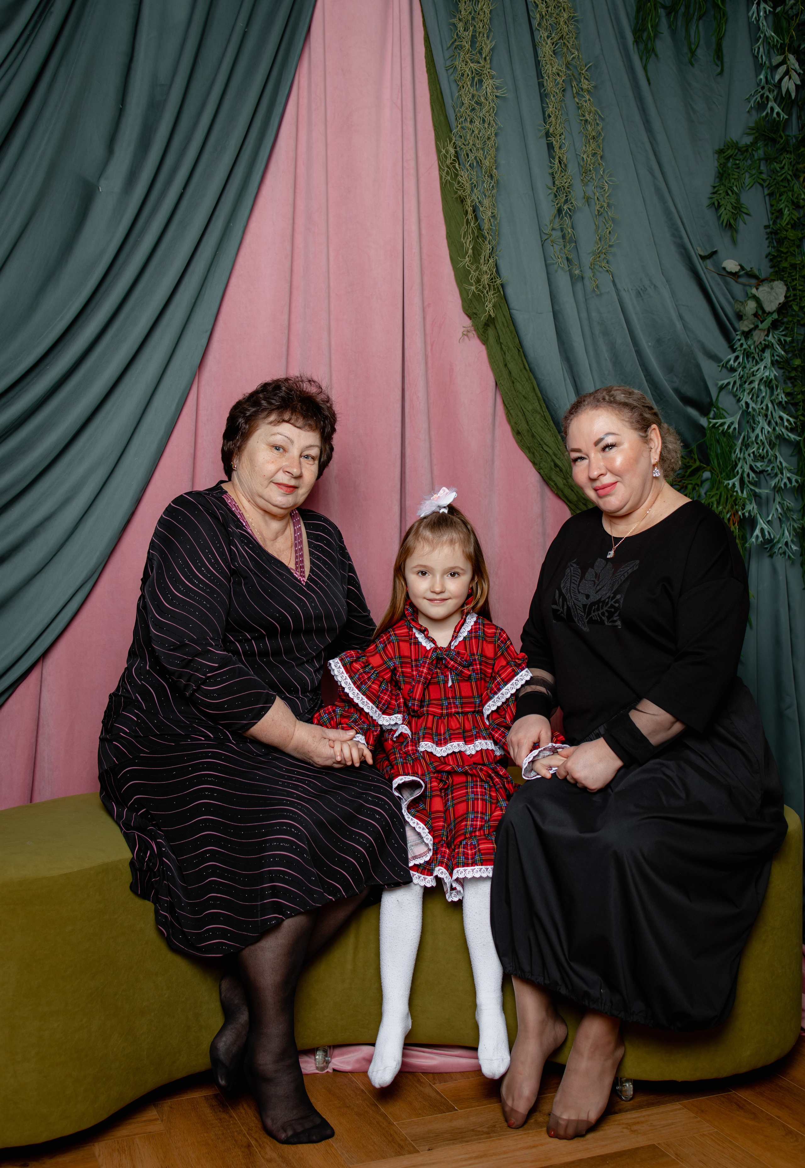 Семейная фотосессия (Весна в студии). Свадебный фотограф Краснодар Инна Кириенко