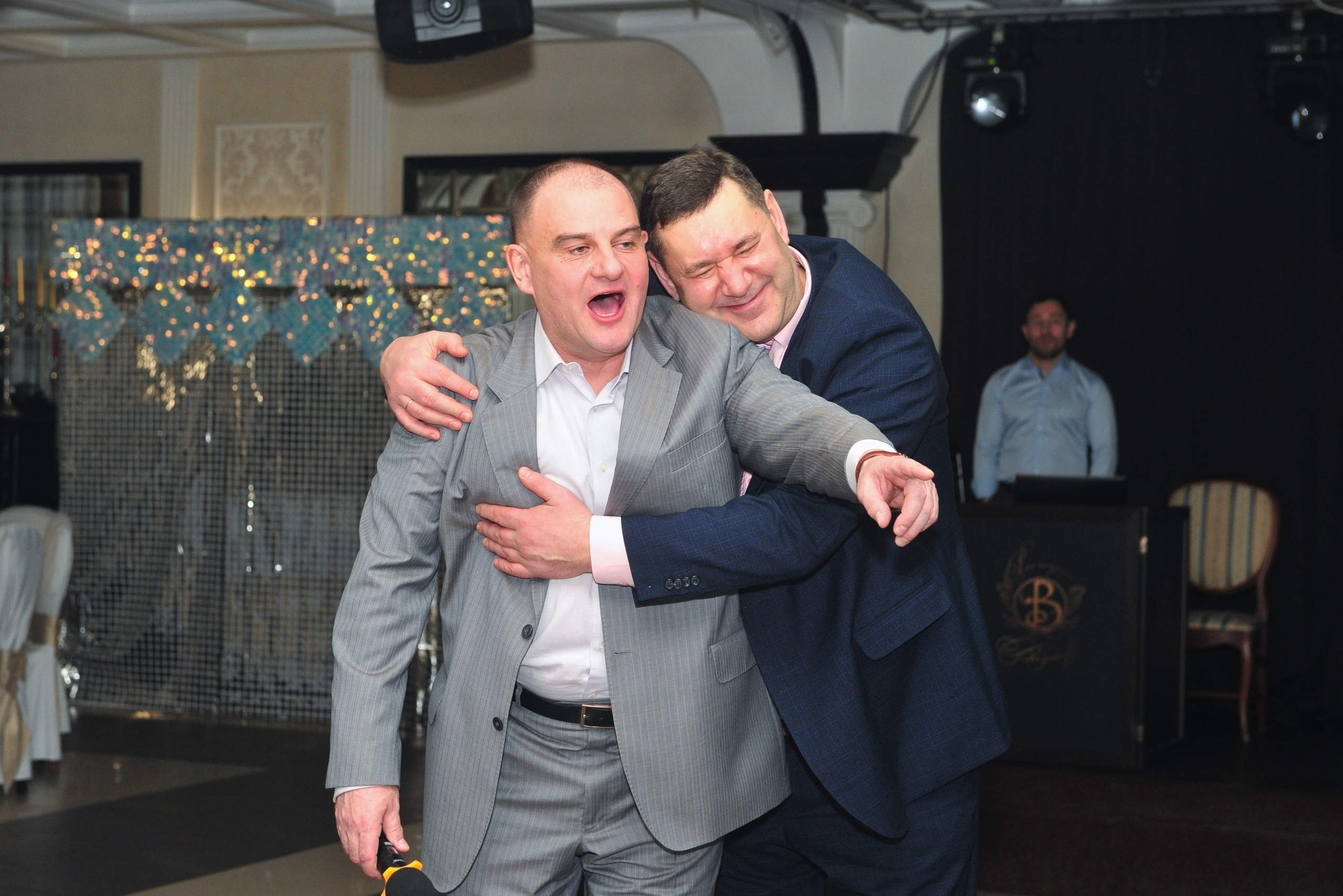 Гости радуются и поют в ресторане на свадебном банкете