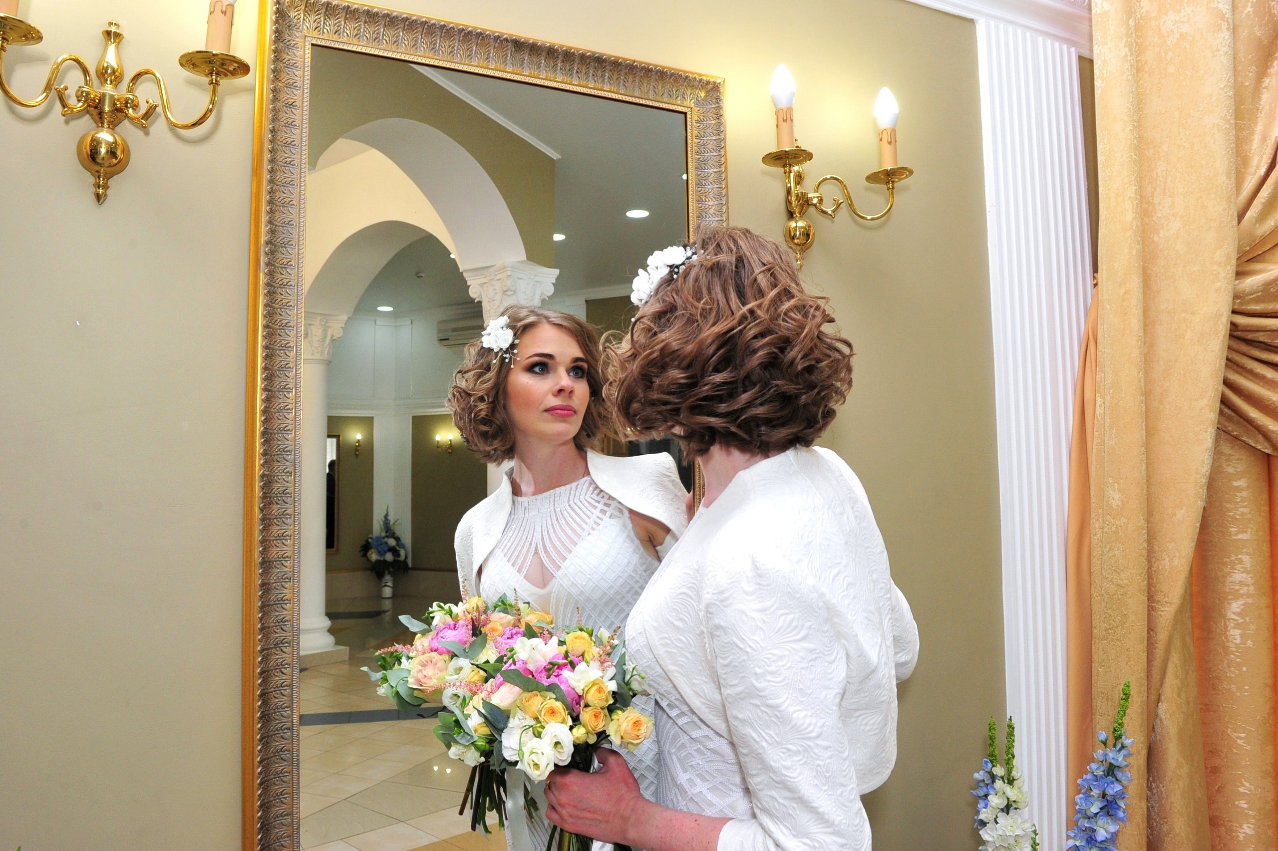 В Таганском ЗАГСе, невеста смотрится в зеркало перед регистрацией брака, отражение невесты в зеркале