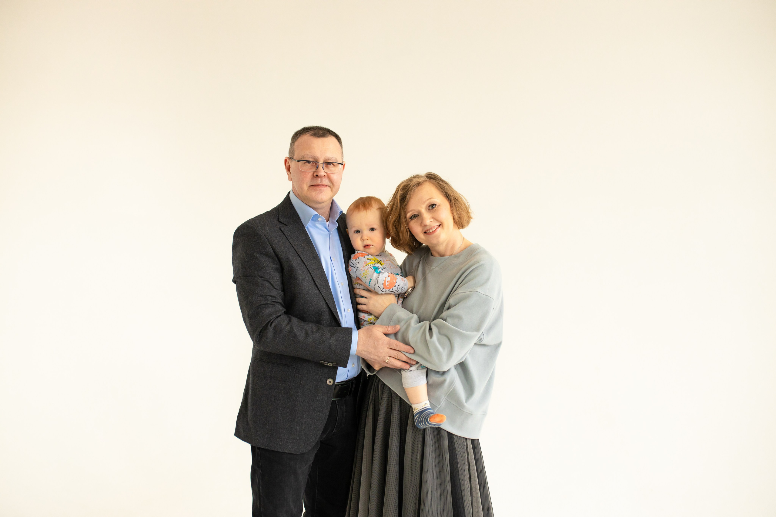 Семейная фотосессия на циклораме с естественным светом. Фотограф в Железнодорожном и Балашихе