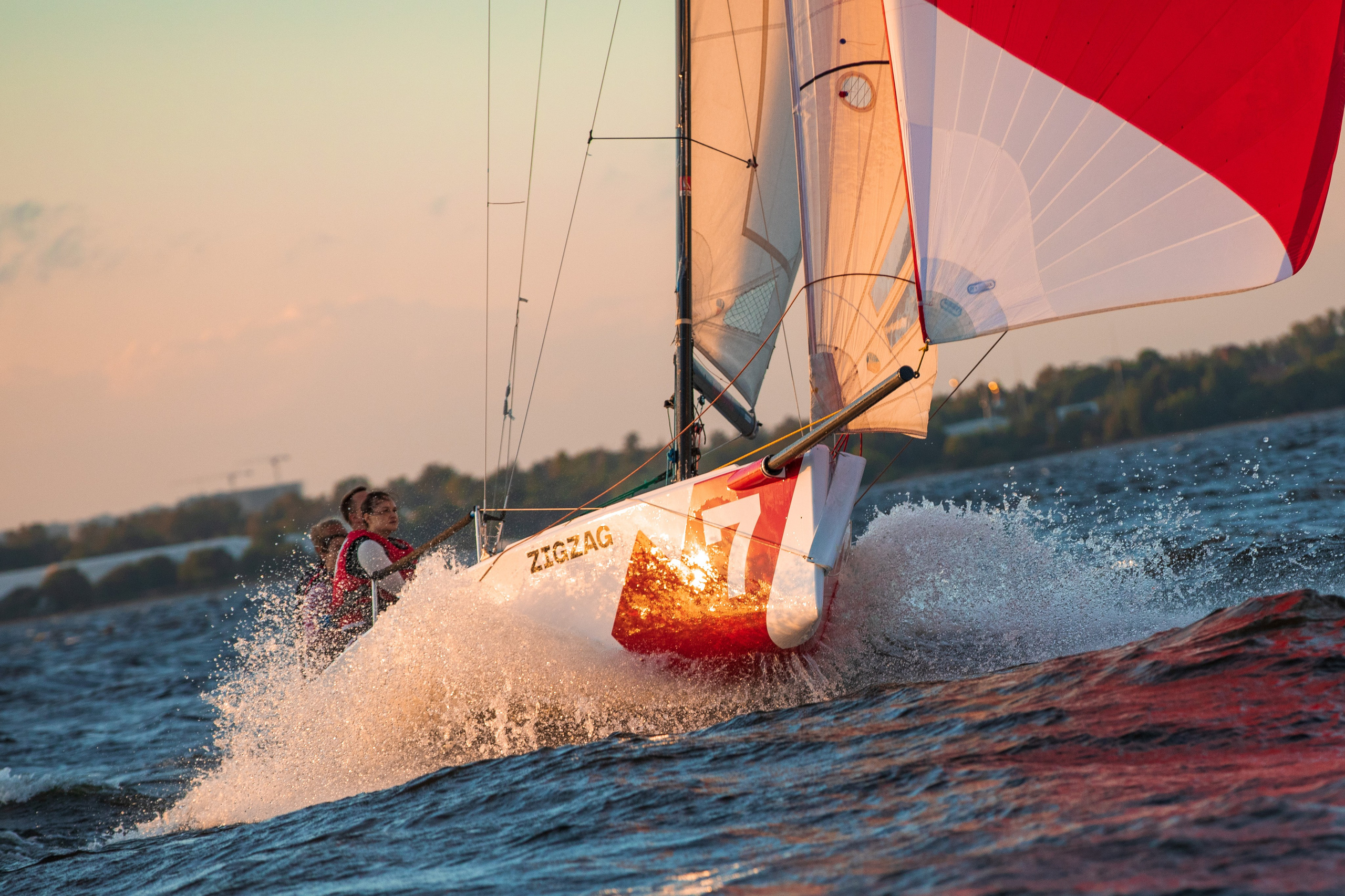 Азартные гонки на парусных яхтах.  Профессиональная фотосъемка с воды.