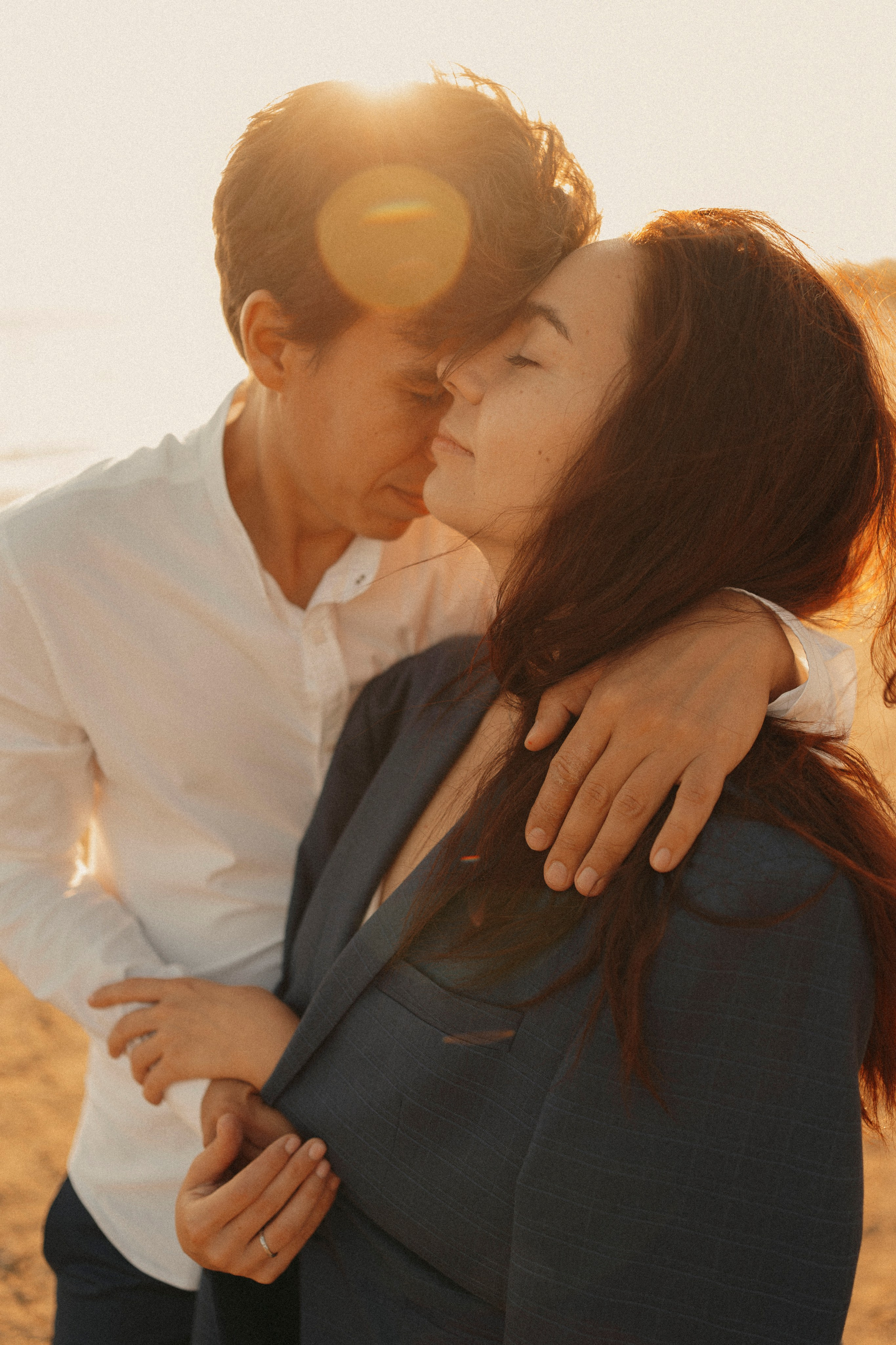 Love Story в свадебных нарядах на берегу реки. Портретный фотограф в Казани, Красной Поляне и Сочи Анна Кузнецова