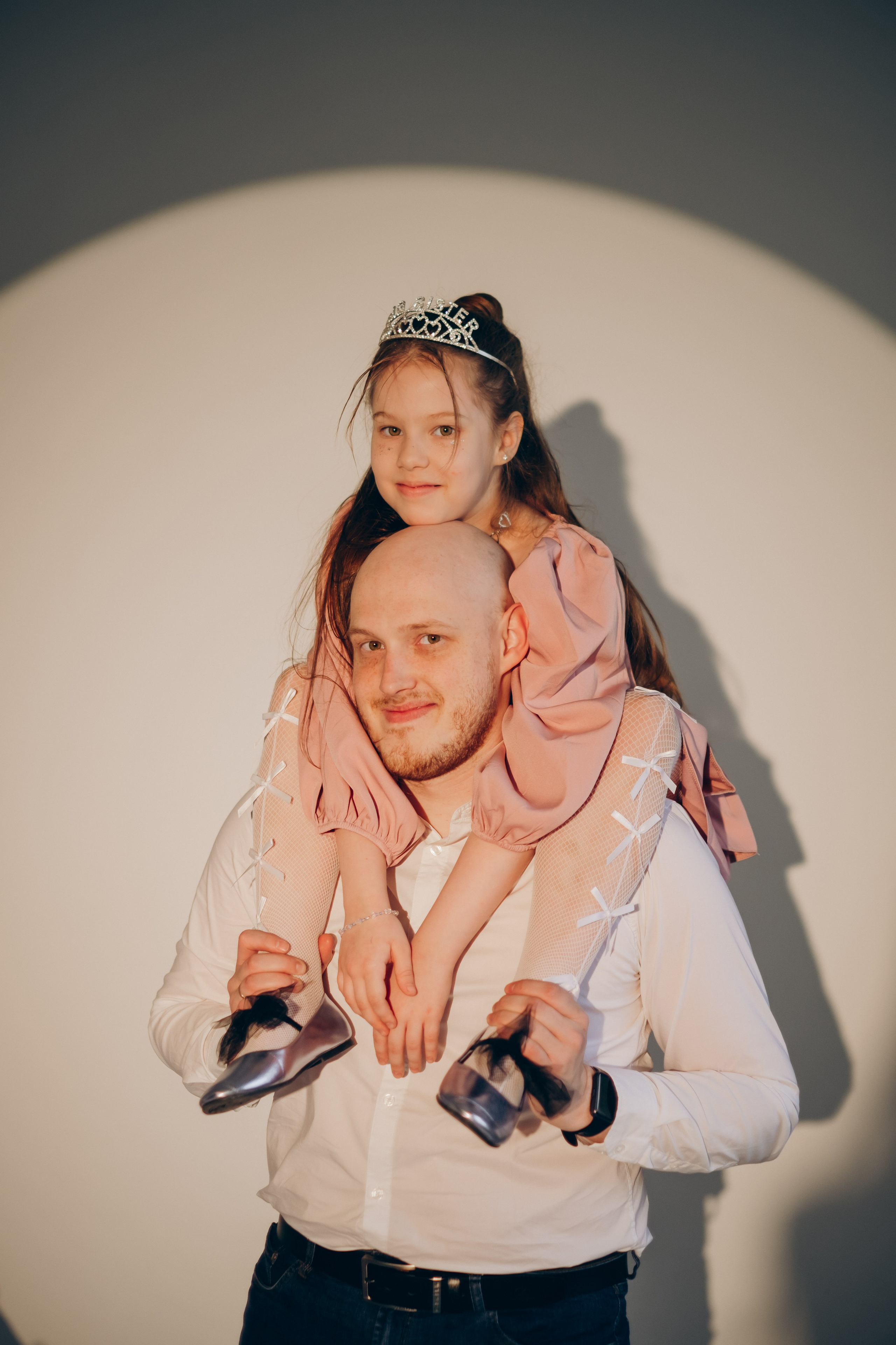 Фотосессия «День рождения» в минималистичной студии. Фотограф Новосибирск Анна Рождественская