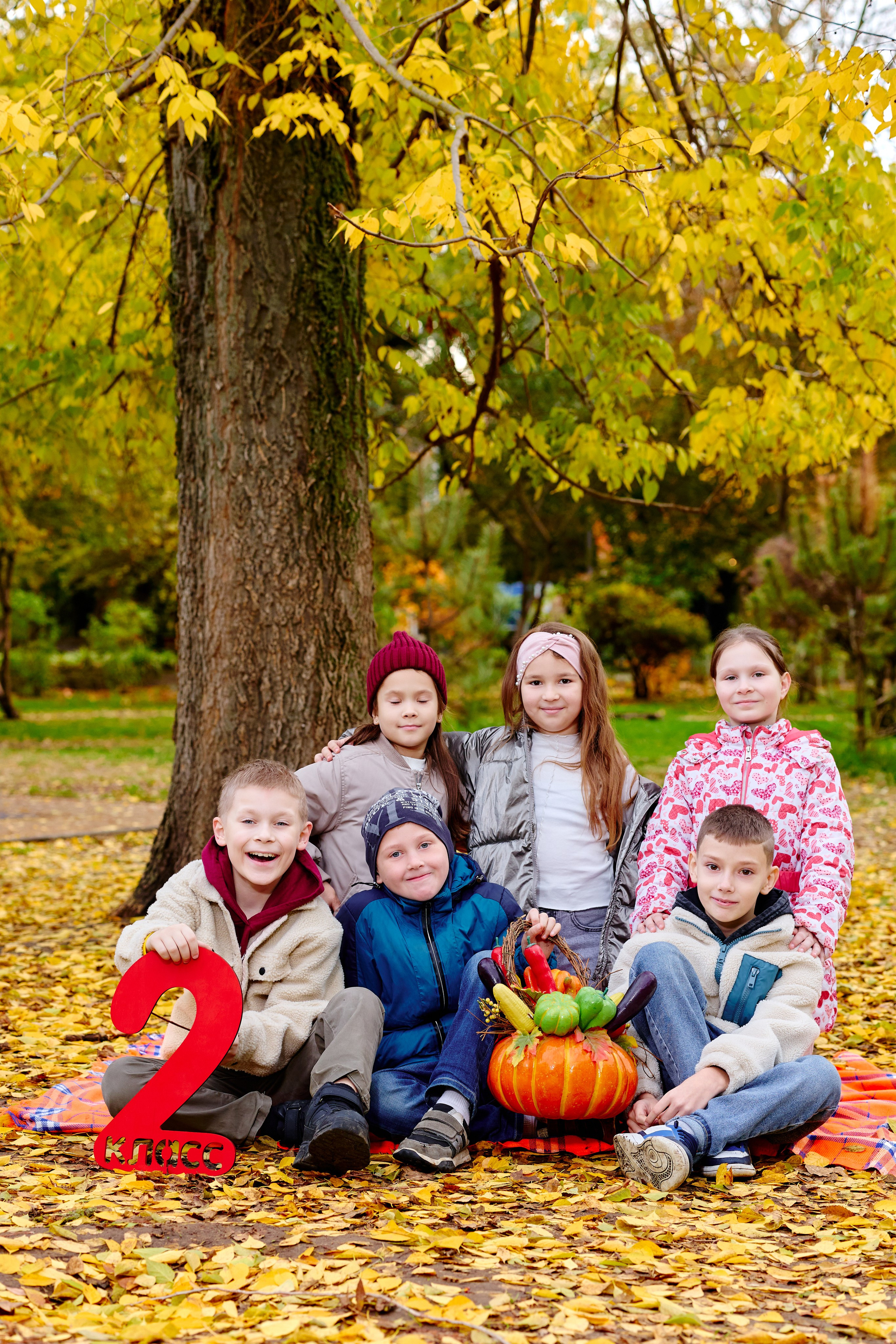 Прогулка в парке классом. Фотограф Выпускные альбомы Таганрог Сергей Коробченко
