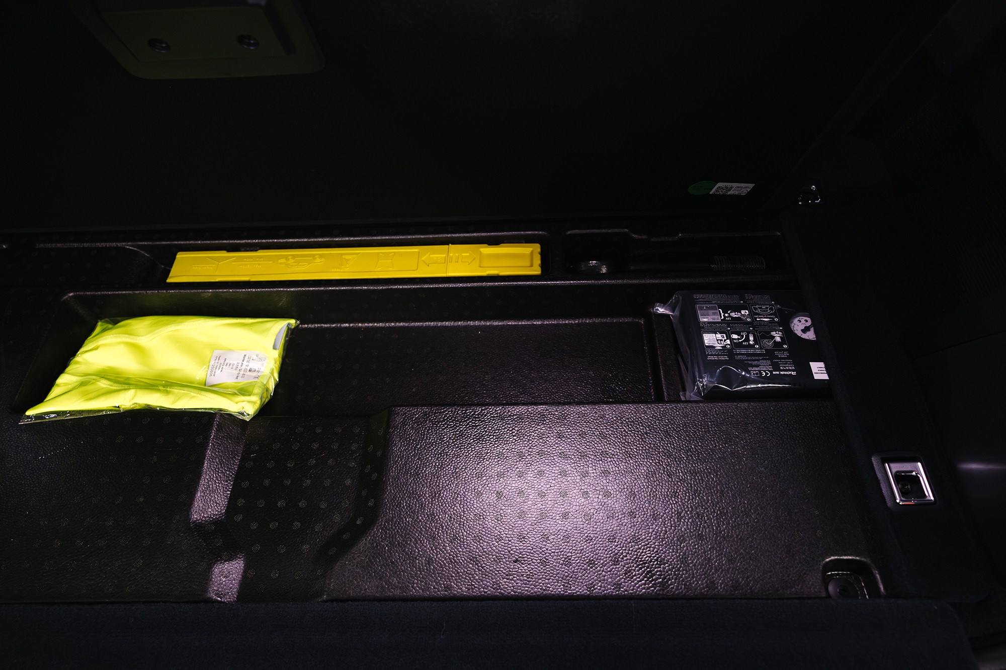 Zeekr 9X 2.0hyb 4WD AT (1401 л. с.) 2025, последовательно-параллельный гибрид, АКПП, 4WD. Автосалон «Х-Авто»