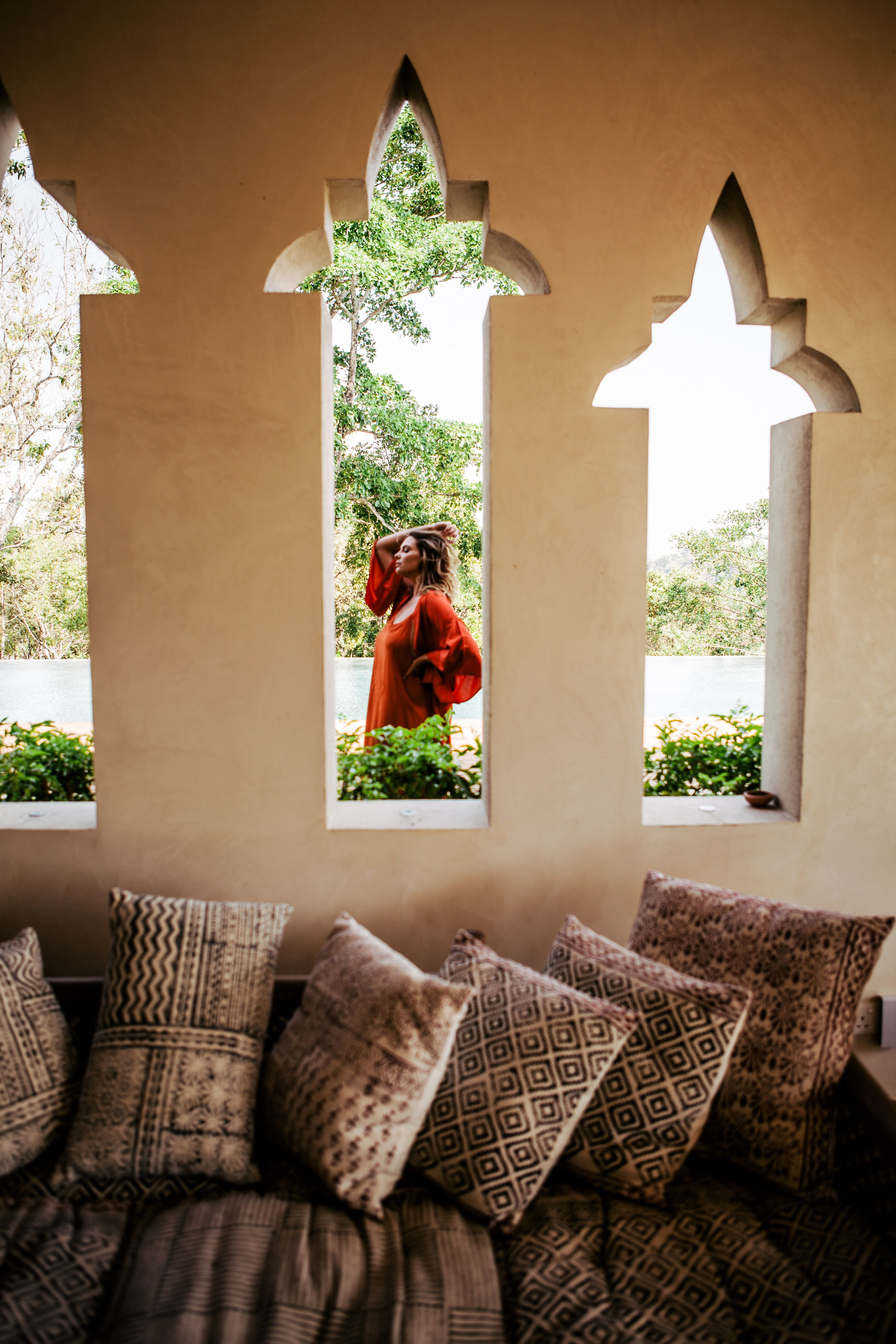 Девушка в красном платье в отеле Malabar Hill — Роскошная портретная съемка | Шри-Ланка. Фотограф на Шри-Ланке