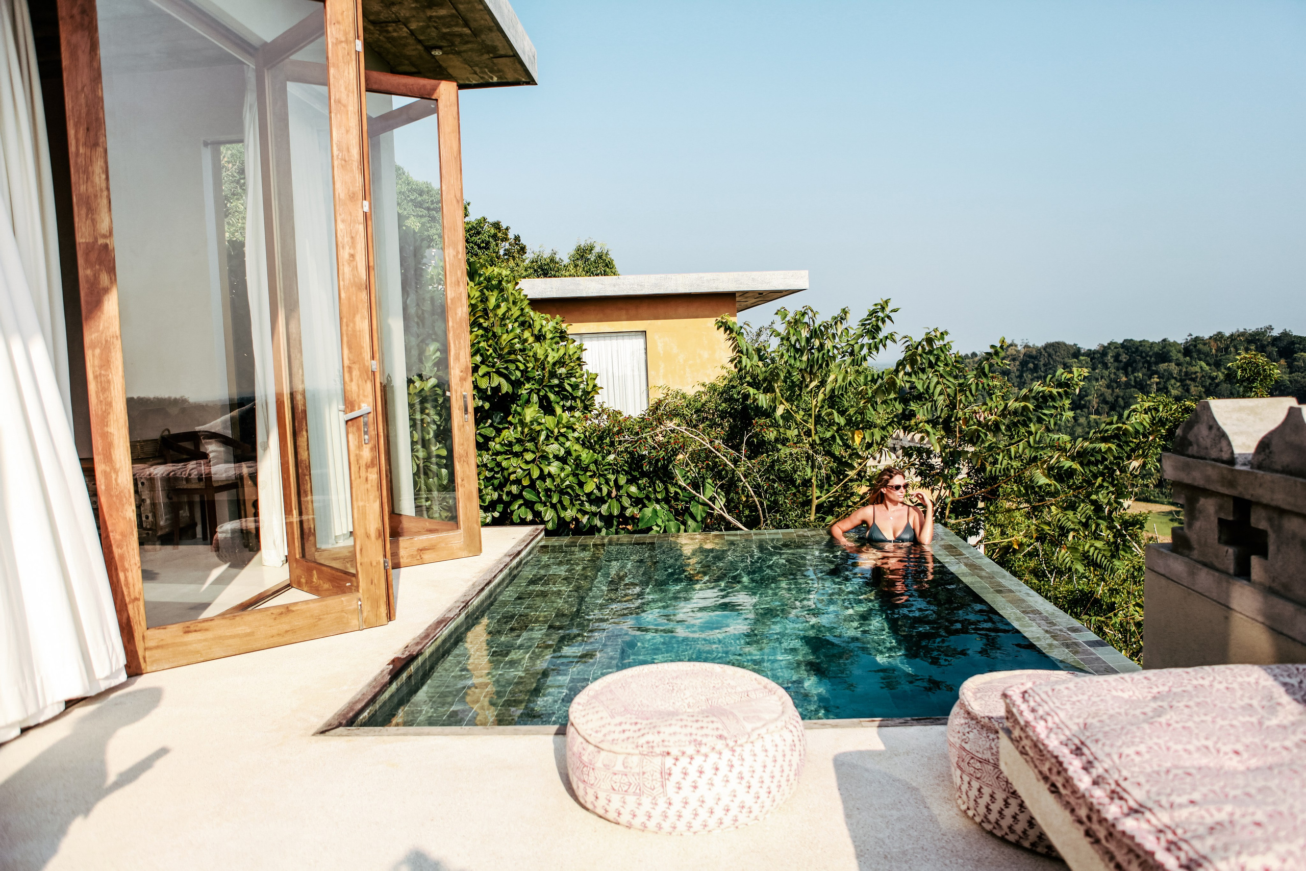 Девушка в красном платье в отеле Malabar Hill — Роскошная портретная съемка | Шри-Ланка. Фотограф на Шри-Ланке