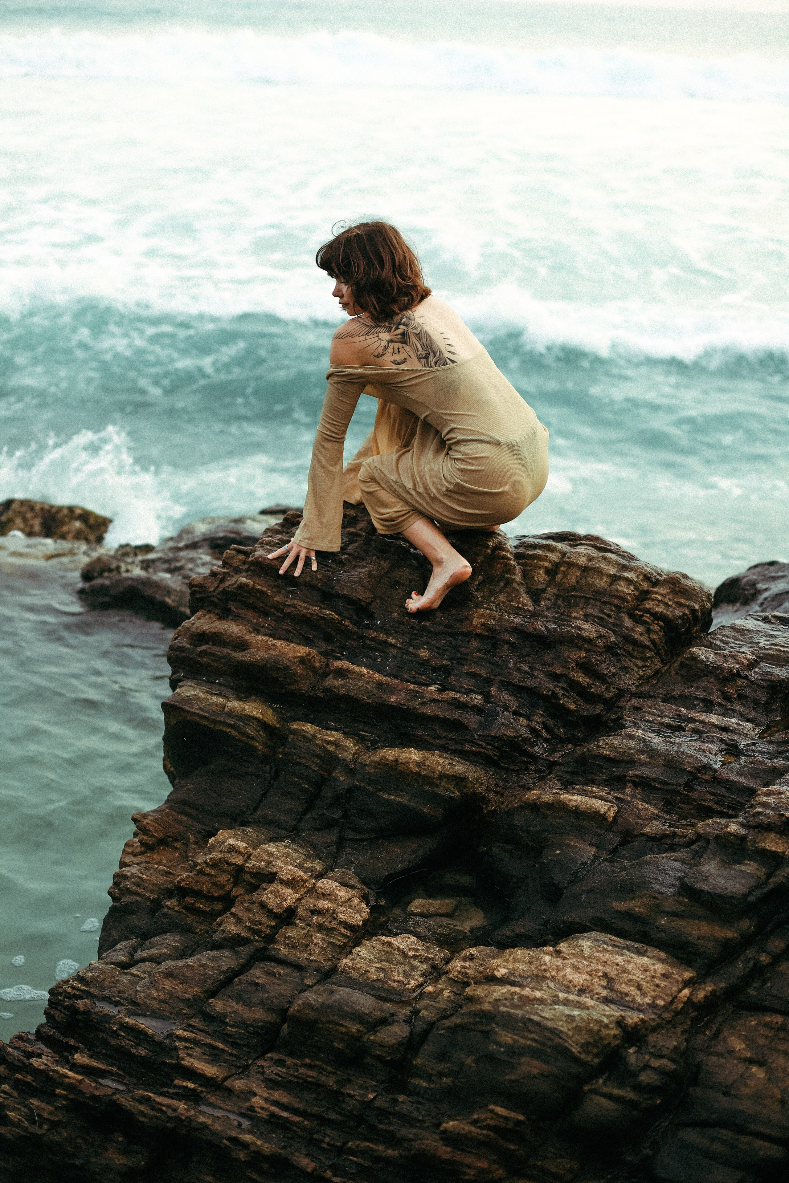 Эстетичные кадры на закате: девушка в прозрачном платье на камнях у отеля Naomi Beach | Нюд-фото. Фотограф на Шри-Ланке