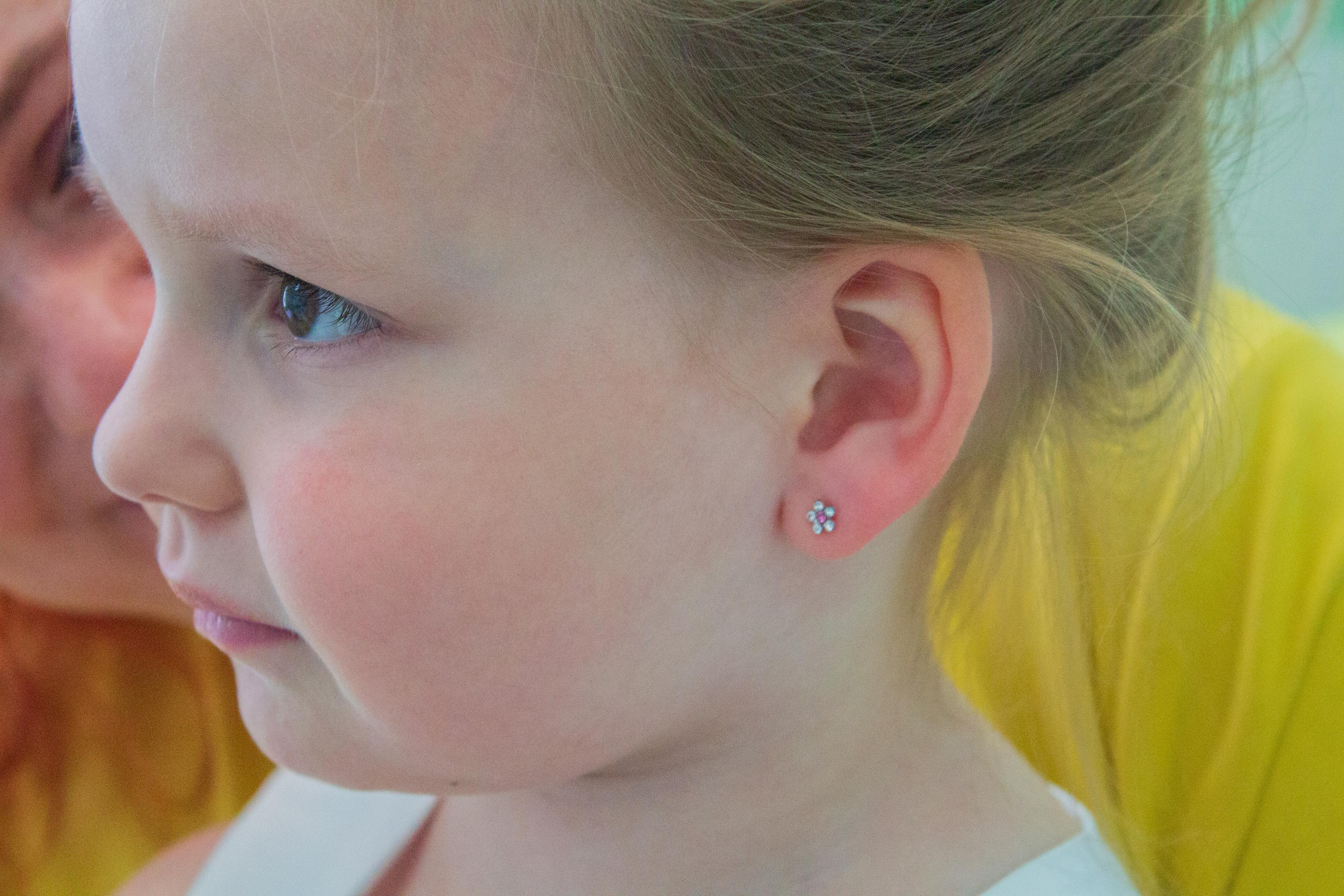 Цветочки в ушки или Как у принцессы Маруси появились сережки. Фотограф для вас и вашего бизнеса в Москве Альбина Никифоров