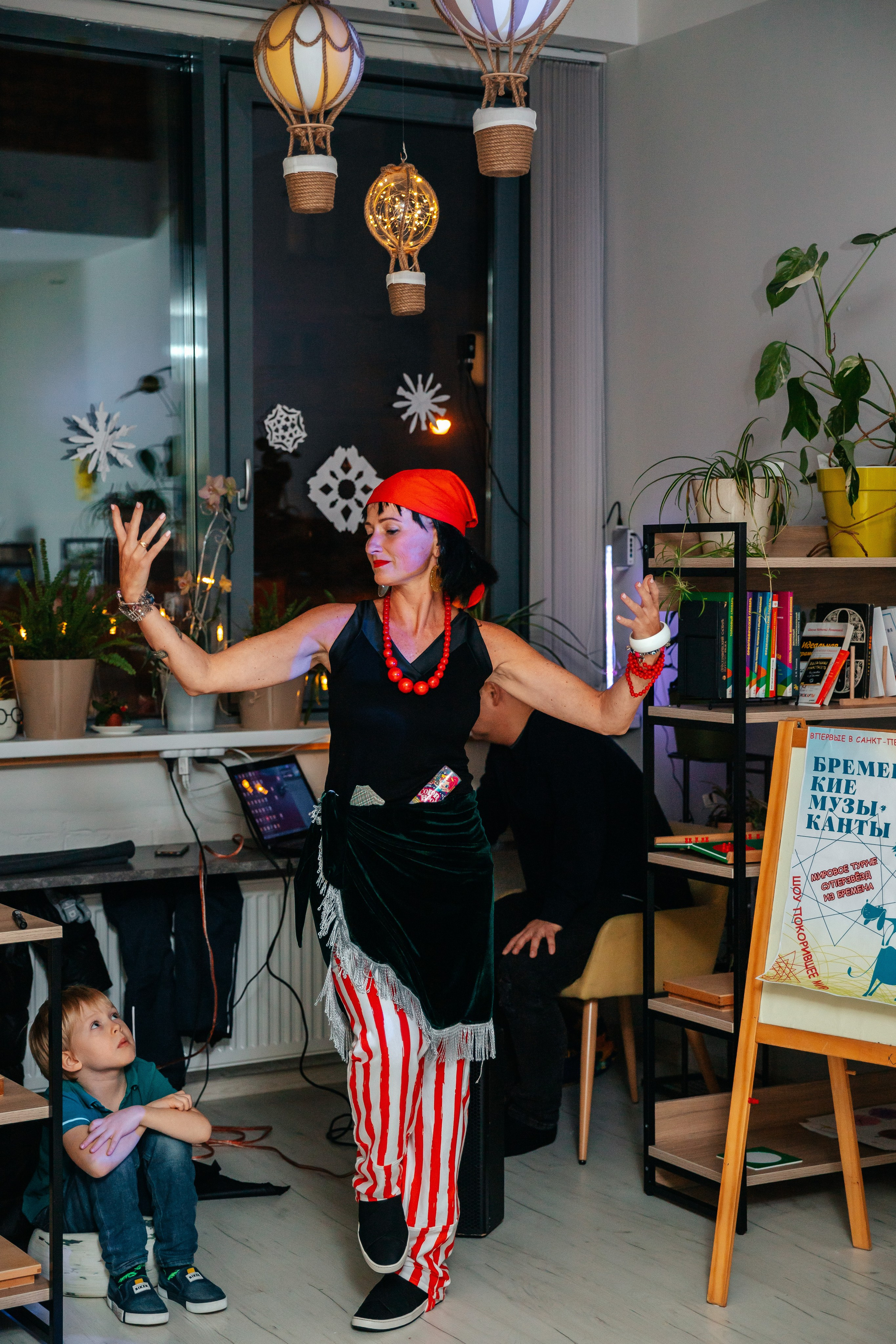 Новогодний утренник в Монтессори-школе. Семейный lifestyle фотограф в Санкт-Петербурге Людмила Пахомова