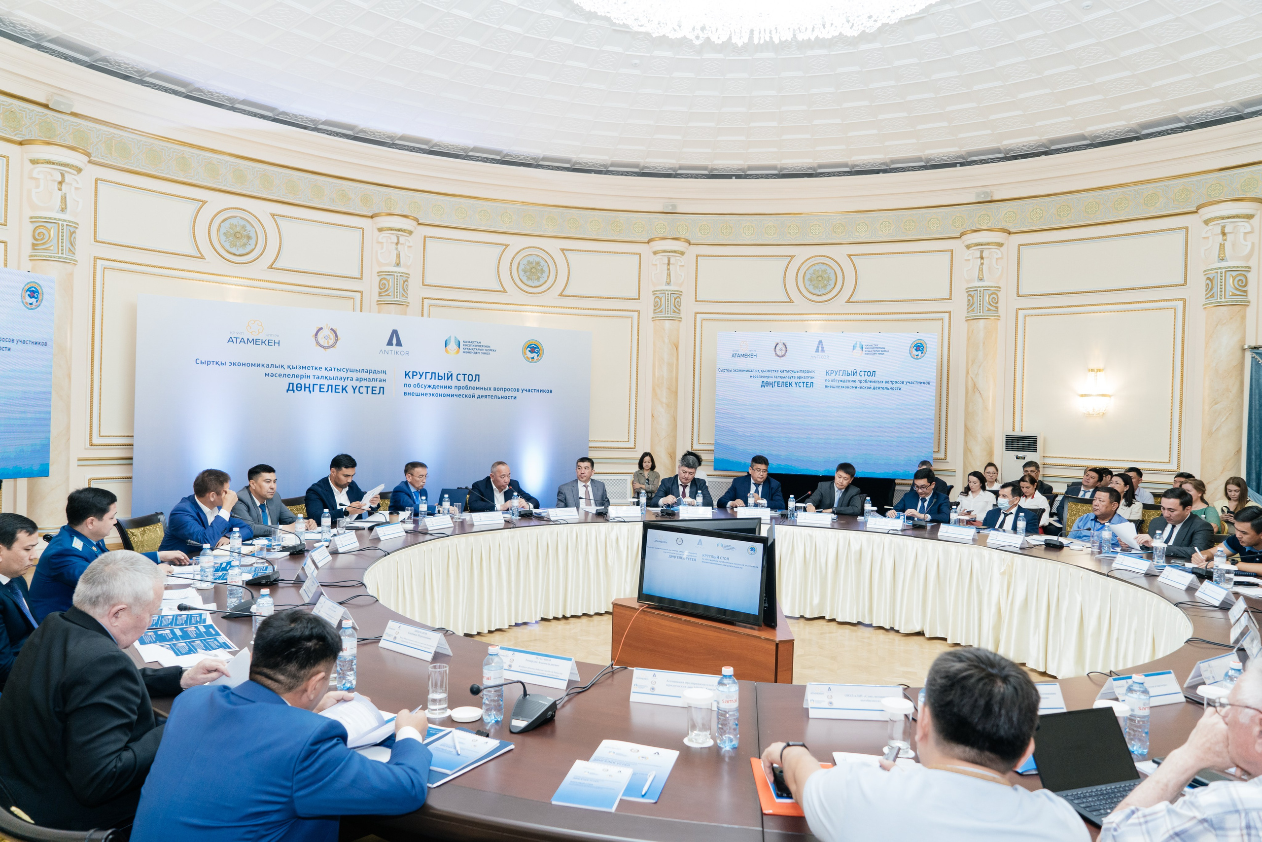 Круглый стол. Свадебный фотограф алматы Шожебаев Кайрат