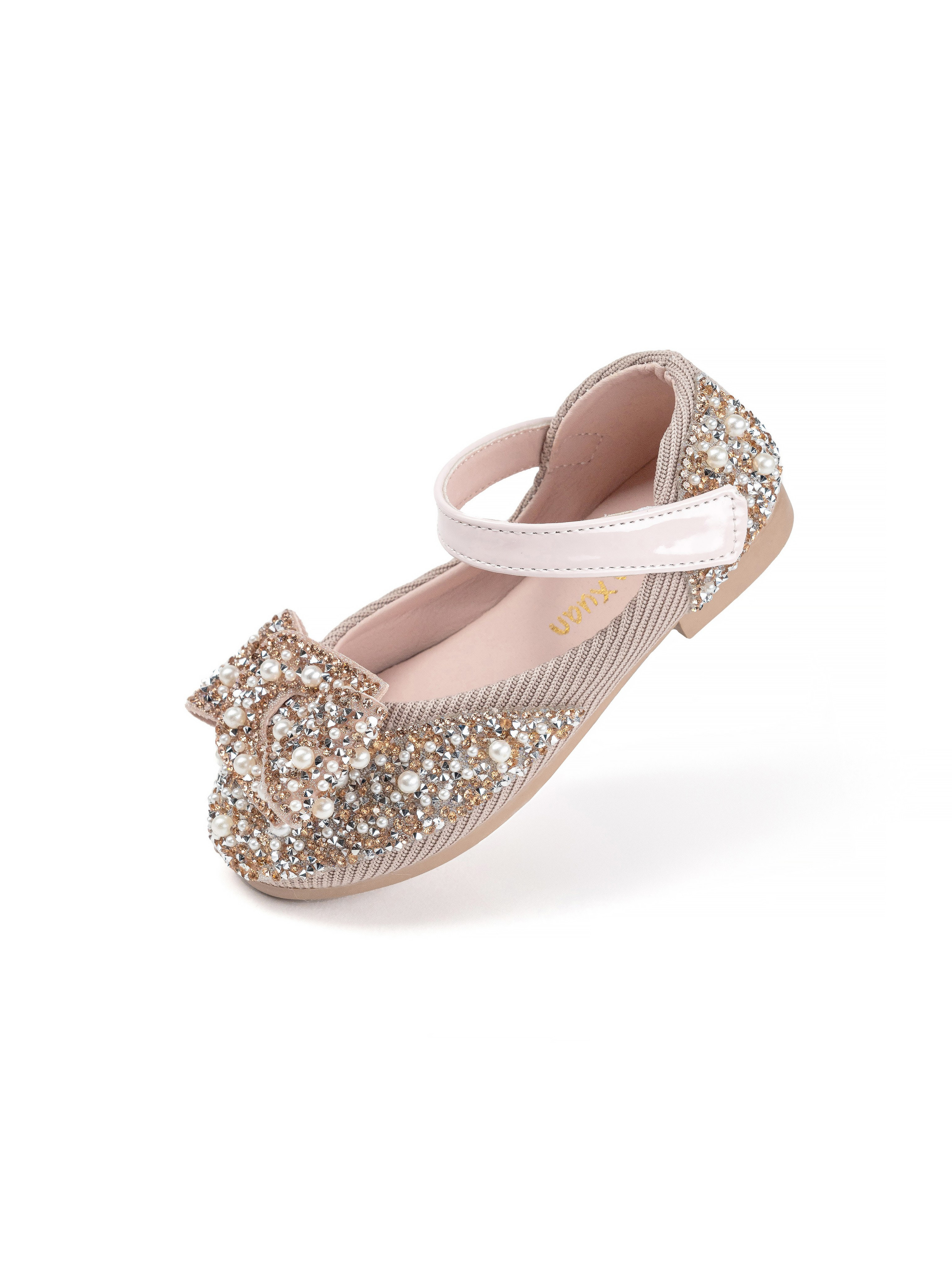 Детские туфельки, фотосъемка на однотонном фоне, съемка для маркетплейсов. Олейник Денис — предметный фотограф, фотограф для маркетплейсов в Казани