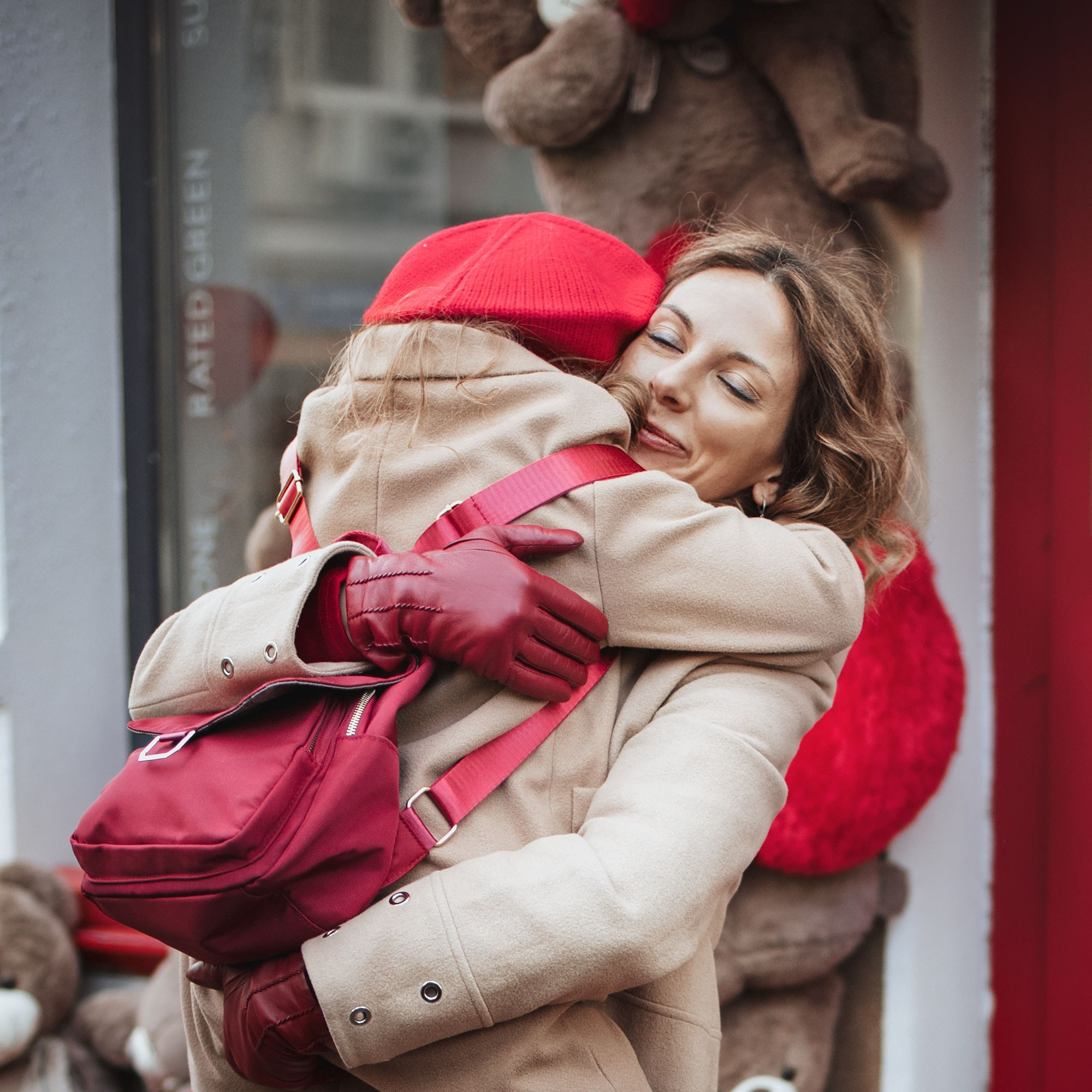 Семейная фотосъемка в Москве для мамы и дочки. Прогулка днем по новогодней Москве украшенной зимними новогодними елками и шарами, красно-бежевая, Третьяковский проезд, Манежная площадь, ГУМ-ярмарка