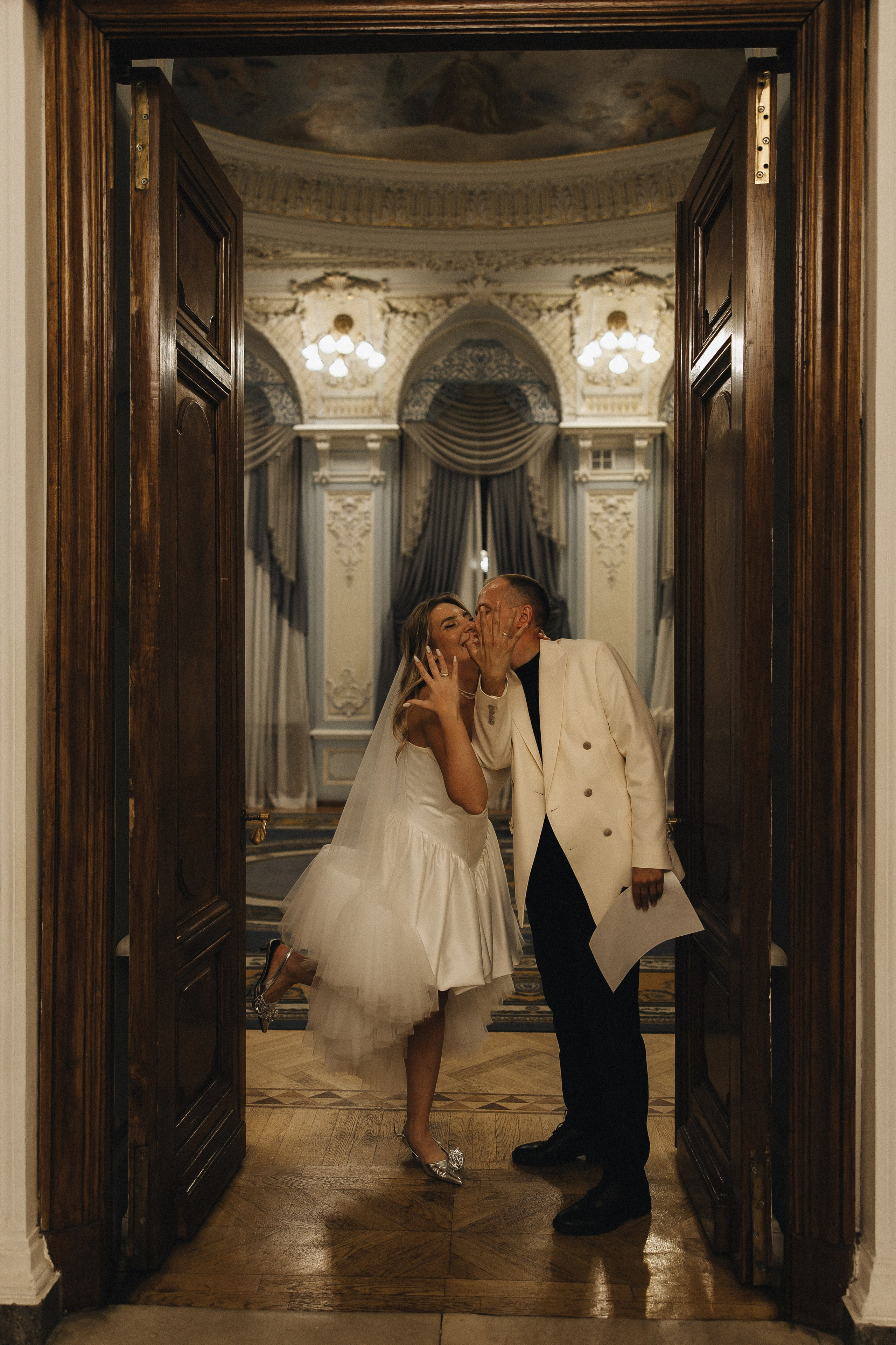 Когда я впервые увидел тебя, этот смех, ты мне напомнила по-моему сразу всех. Свадебный фотограф в Санкт-Петербурге Баженова Алина