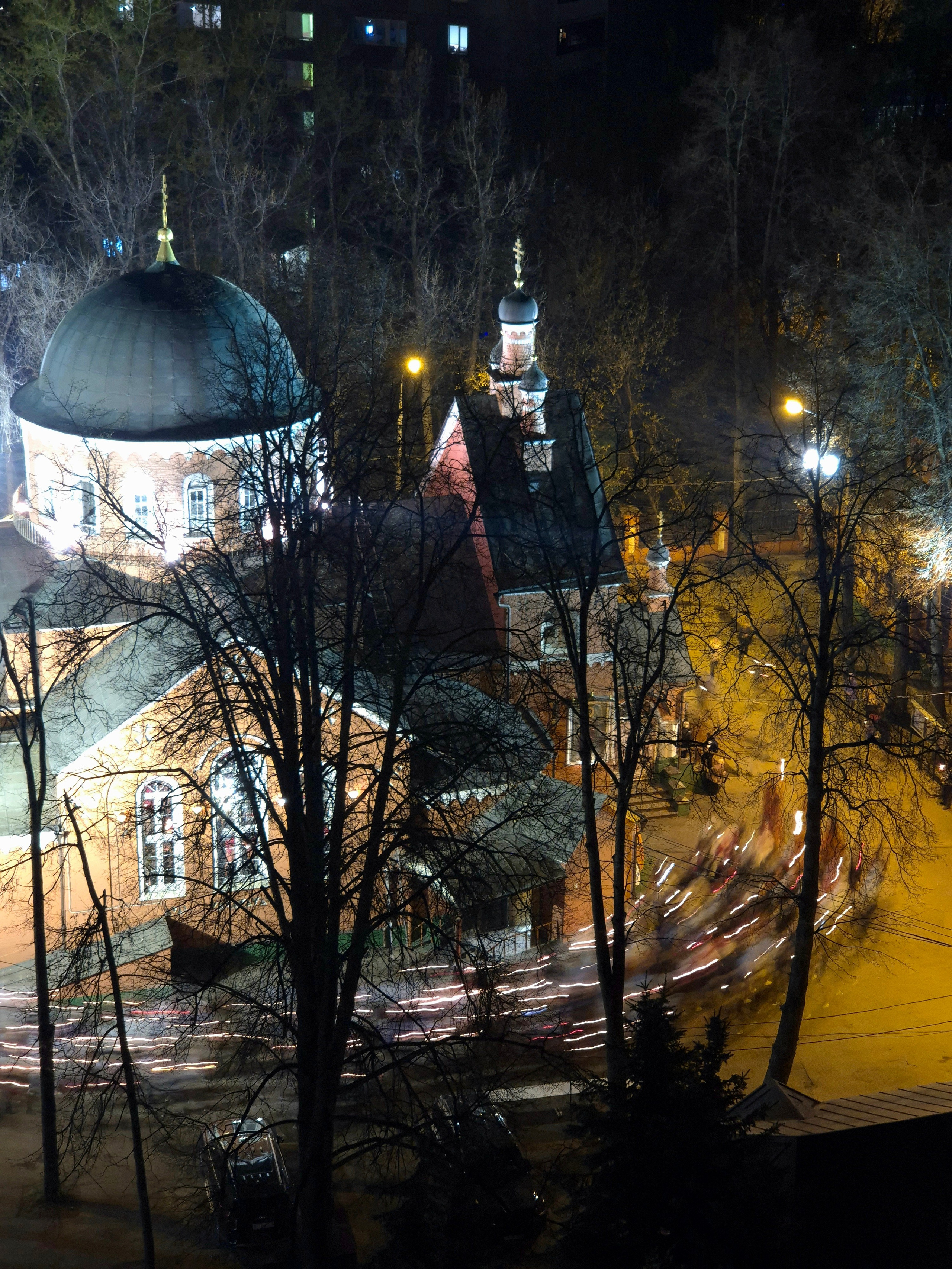Народу на Пасху в церкви много, но гораздо меньше, чем раньше.