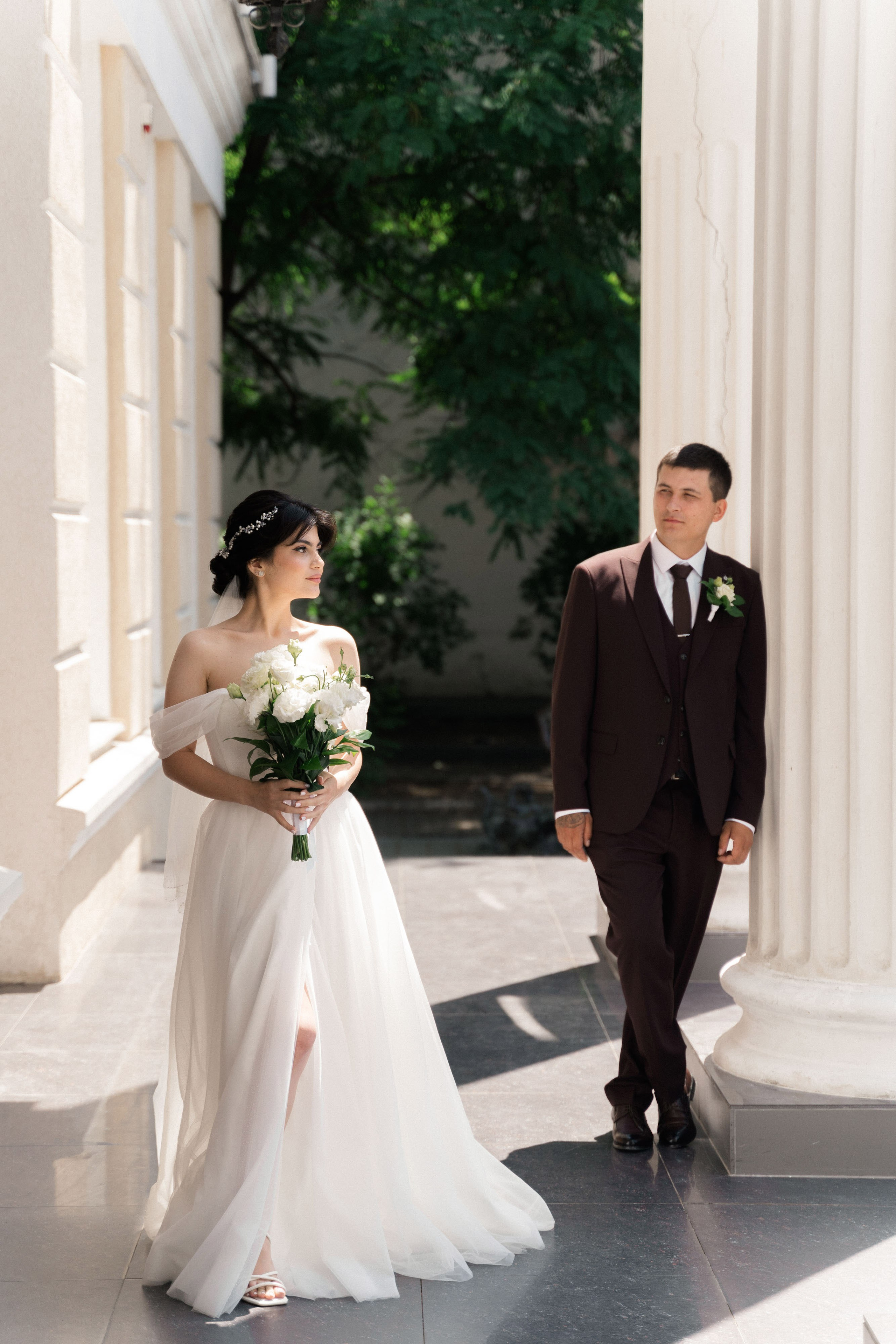 фотосессия жениха и невесты на входе Кировского ЗАГСа Ростов на&nbsp;Дону