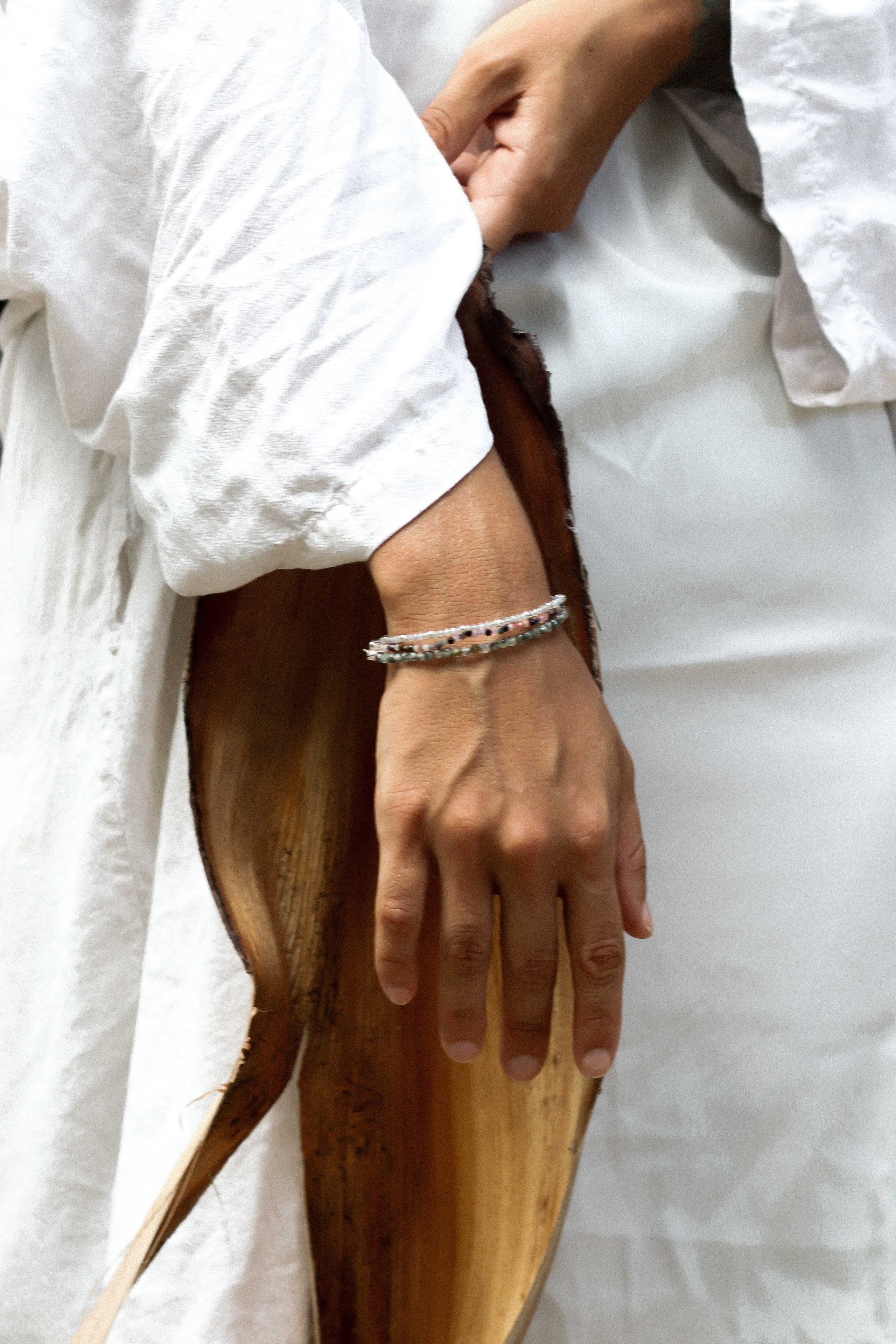 Коллекция украшения из натуральных камней. Фотограф на Шри-Ланке