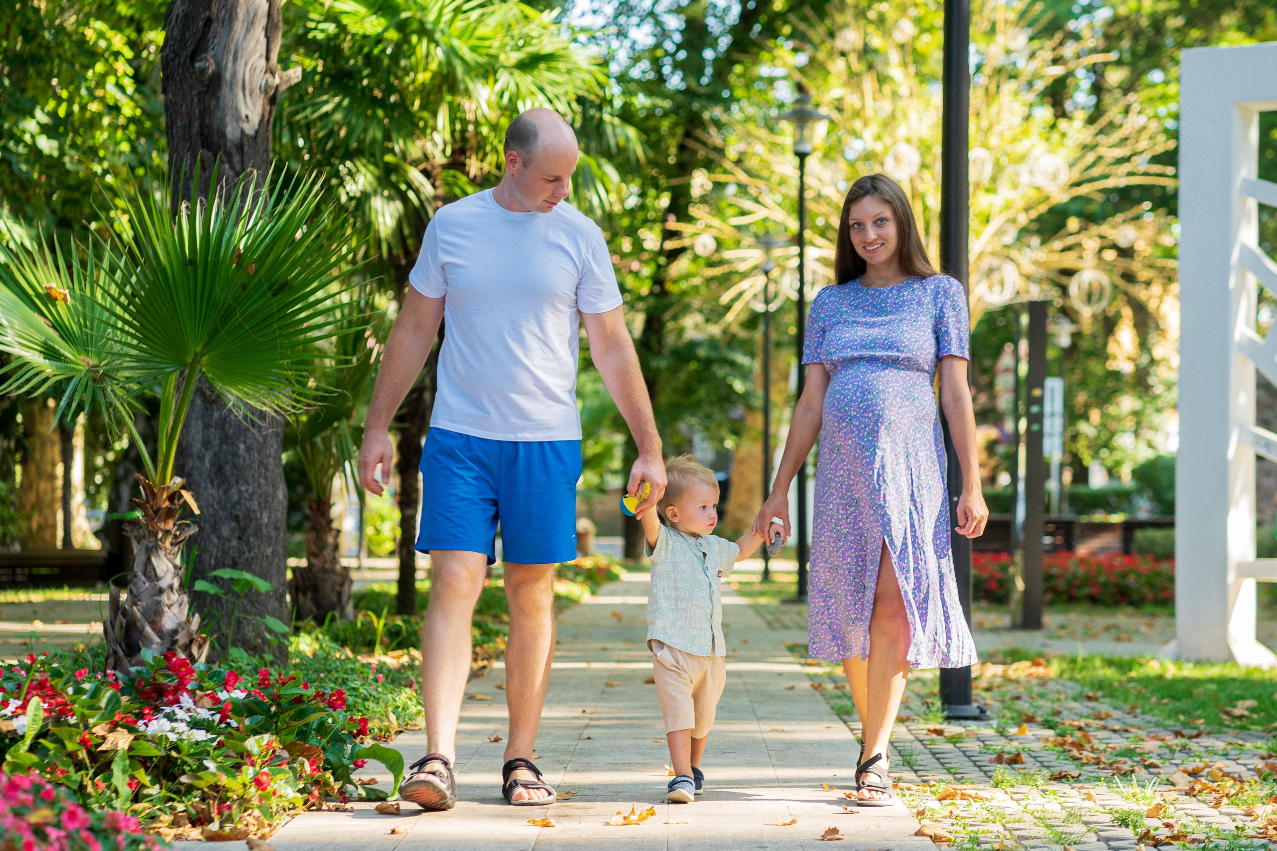Семейная летняя съемка на пляже и в сквере. Фотограф в Сочи Тиунова Маргарита и Тиунов Евгений