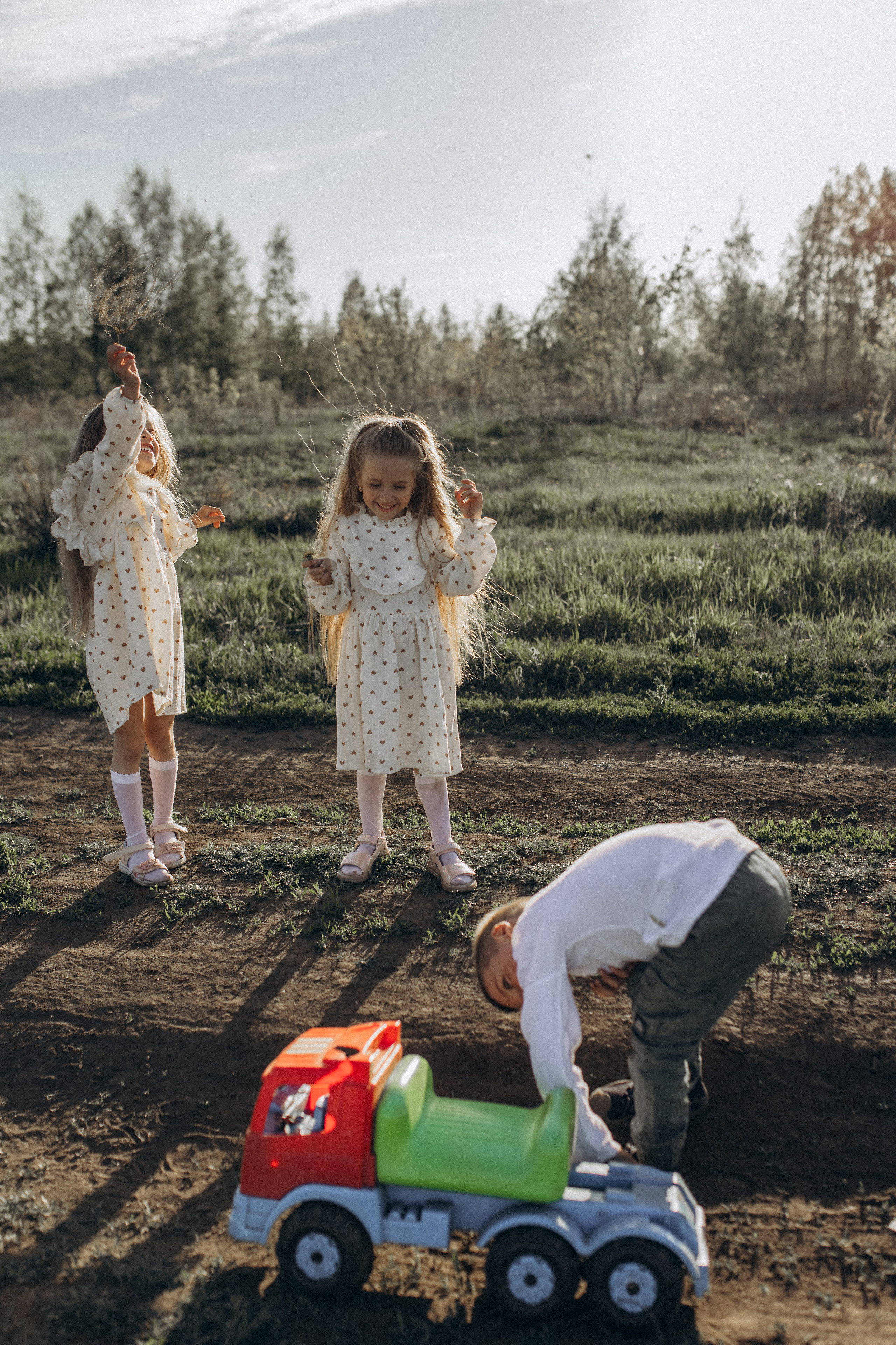 Саша, Миша, Вера и Вика летняя прогулочная съёмка. Семейный фотограф lifestyle в Новосибирске Елена Шпилевая