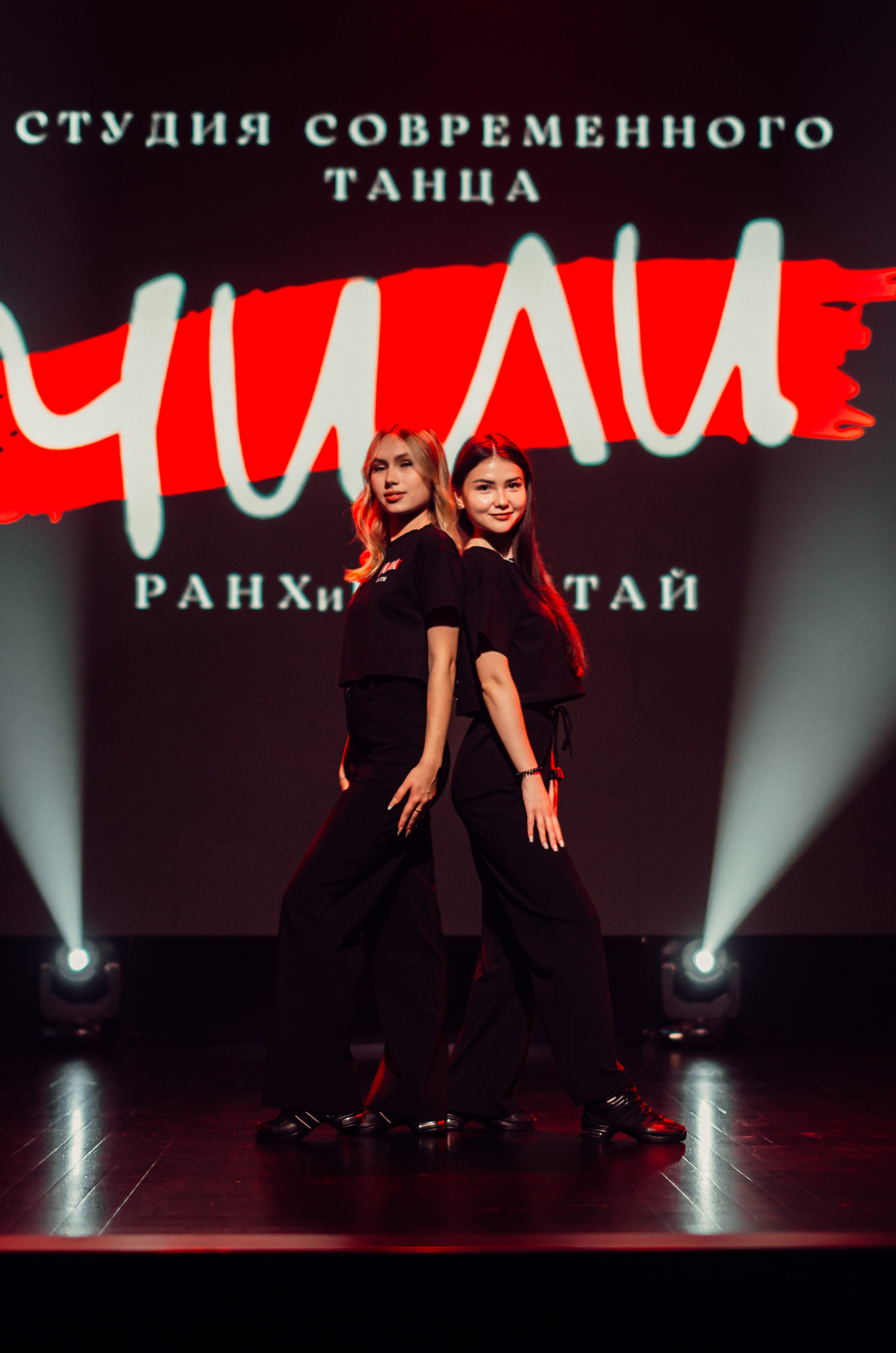 Групповая фотосъемка танцевального коллектива. Денисова Аля — фотограф для парных съемок и индивидуальных историй в Барнауле