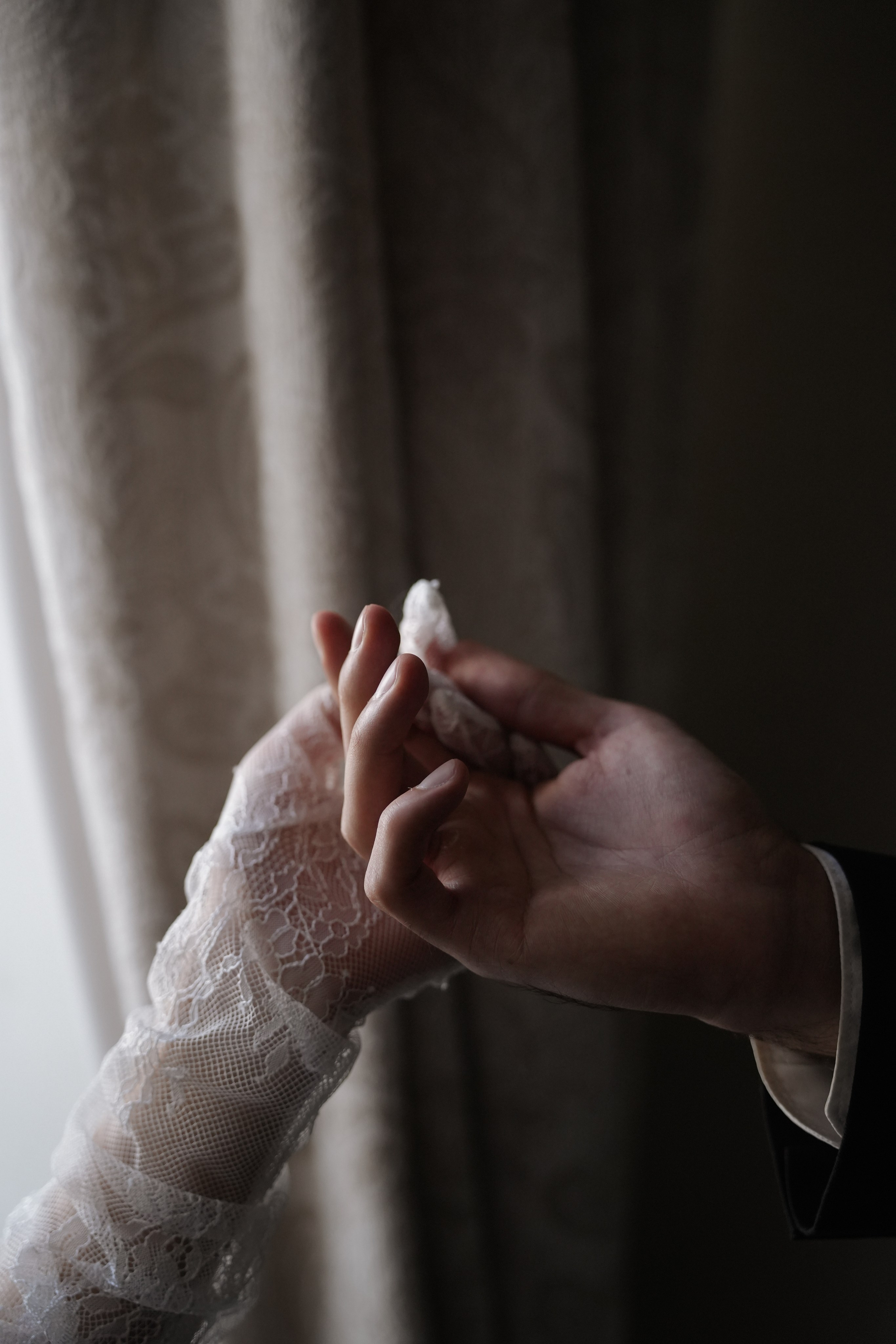 Свадебная фотосессия утра невесты и жениха в отеле Амбассадори