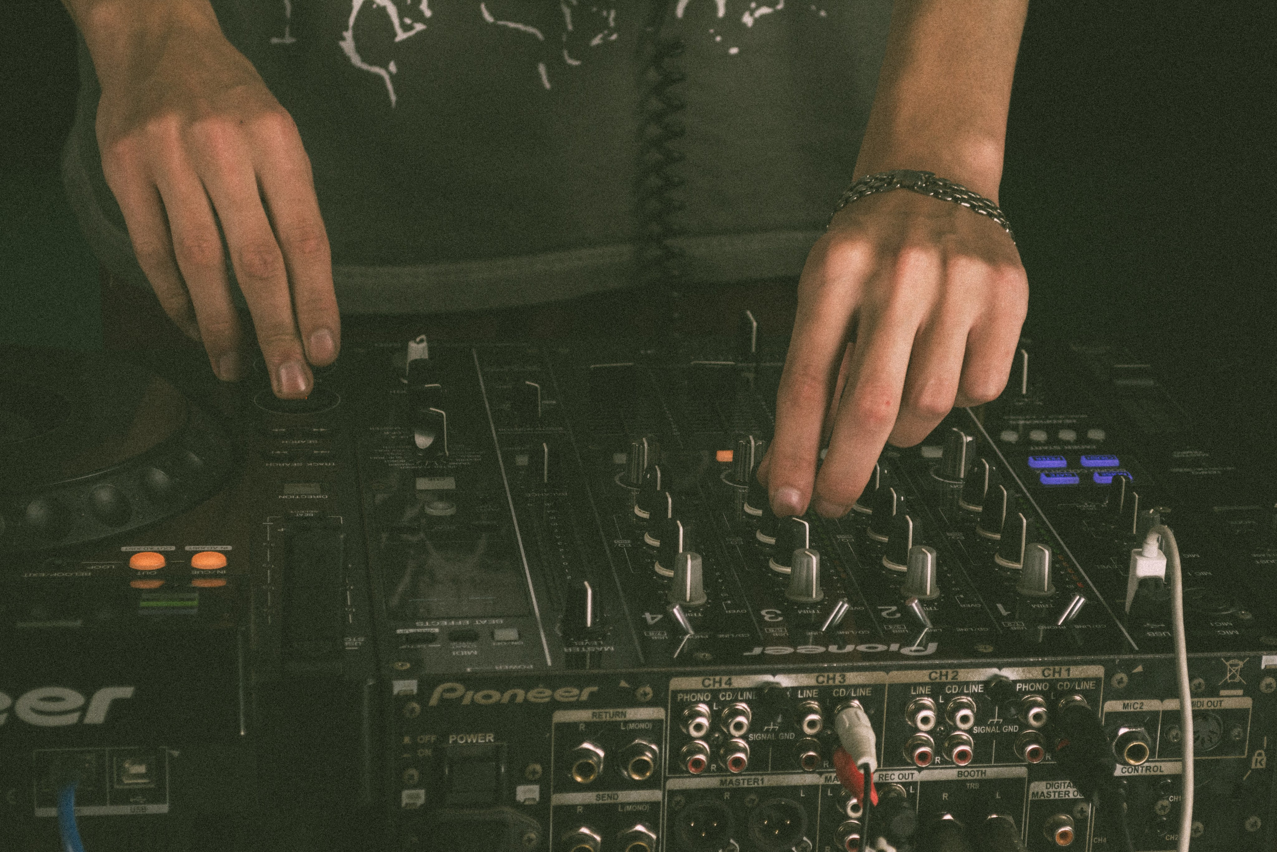 Студия диджеинга «Янтарь». Уголок фототворчества Никиты Усачева