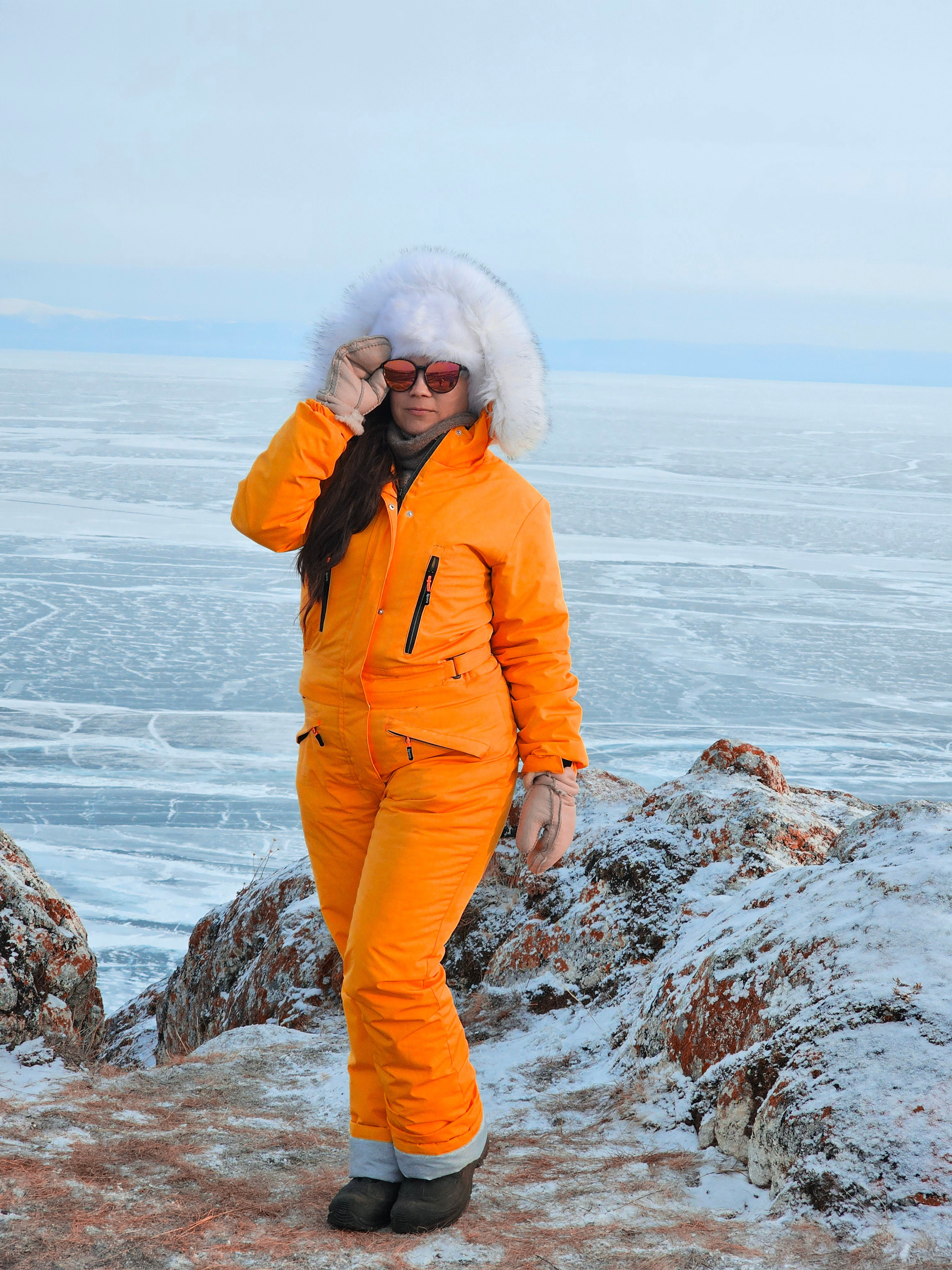 Комбинезон зимний оранжевый напрокат в тур на Байкал. Размер 46-. Туры на Байкал с фотографом под ключ. Фотосессии на Ольхоне