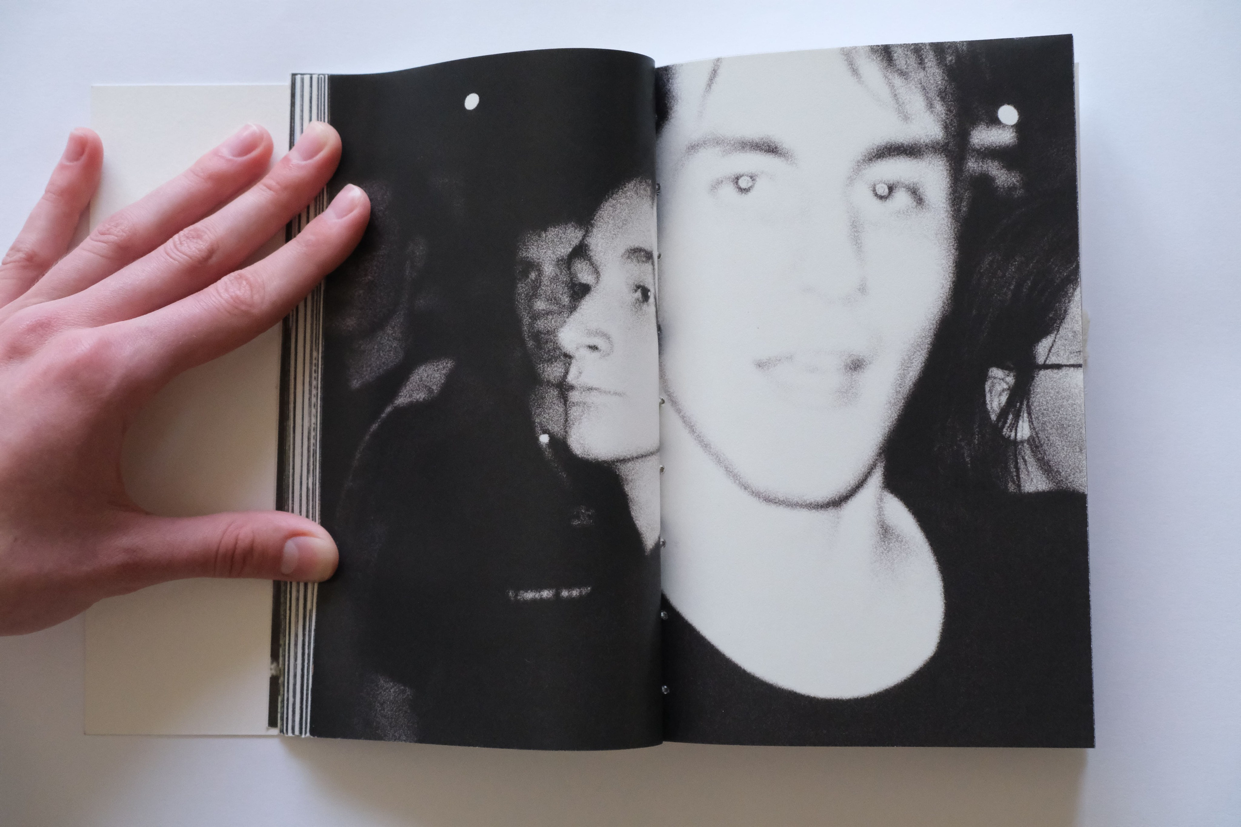 Липкий пол [книга]. Аня белка — художница и фотограф