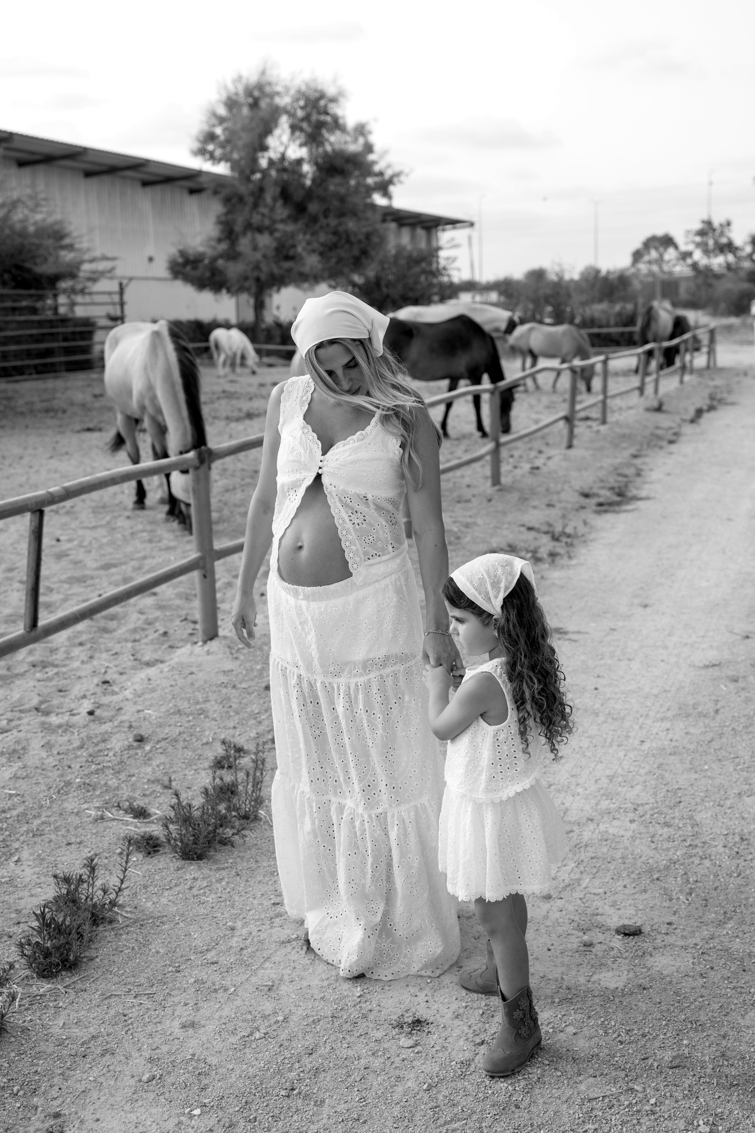 Pregnancy photoshoot at the horse farm. Главная