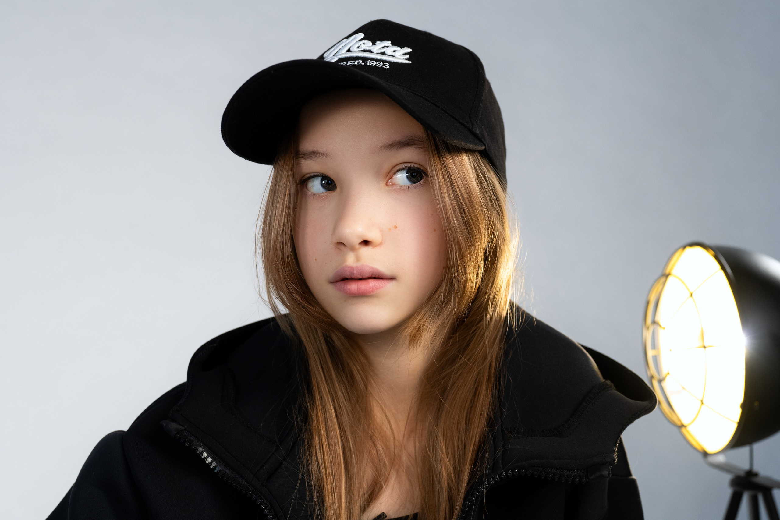 Студийная съёмка девочки в стиле Нью-Йорк