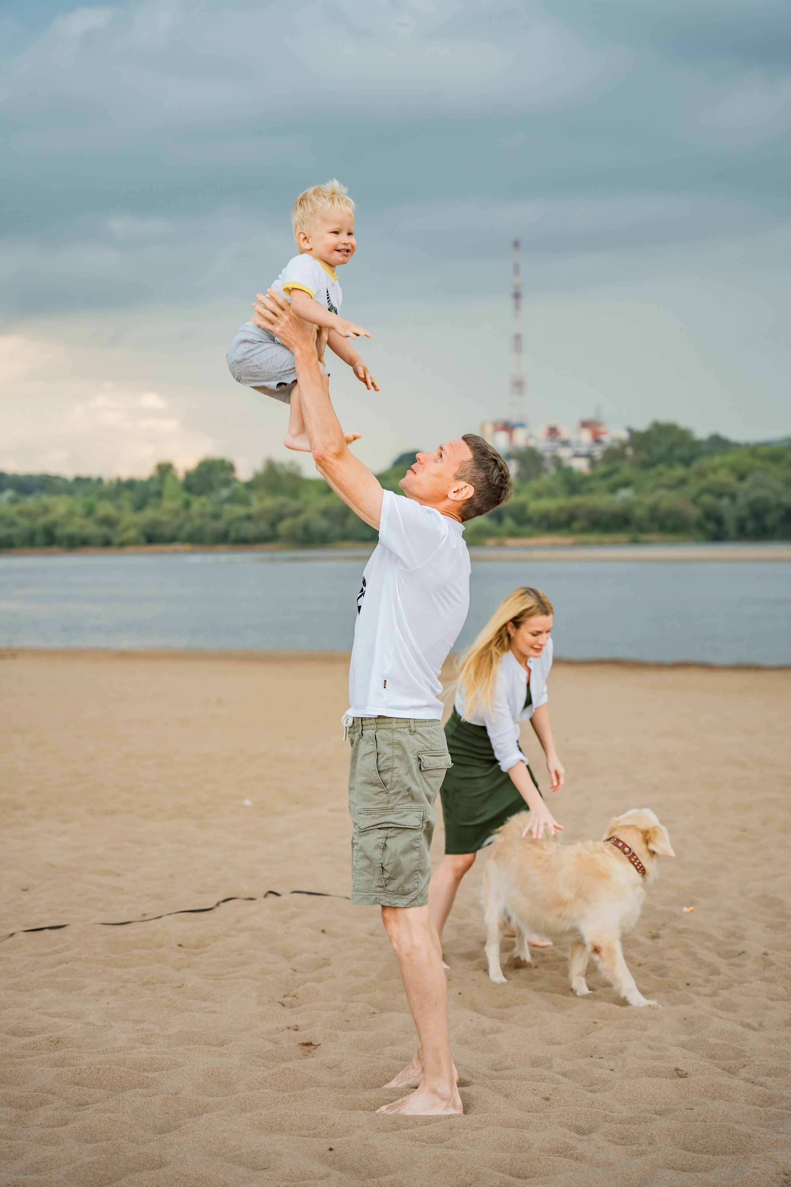 Прогулка с лапой. Пляж. Гроза