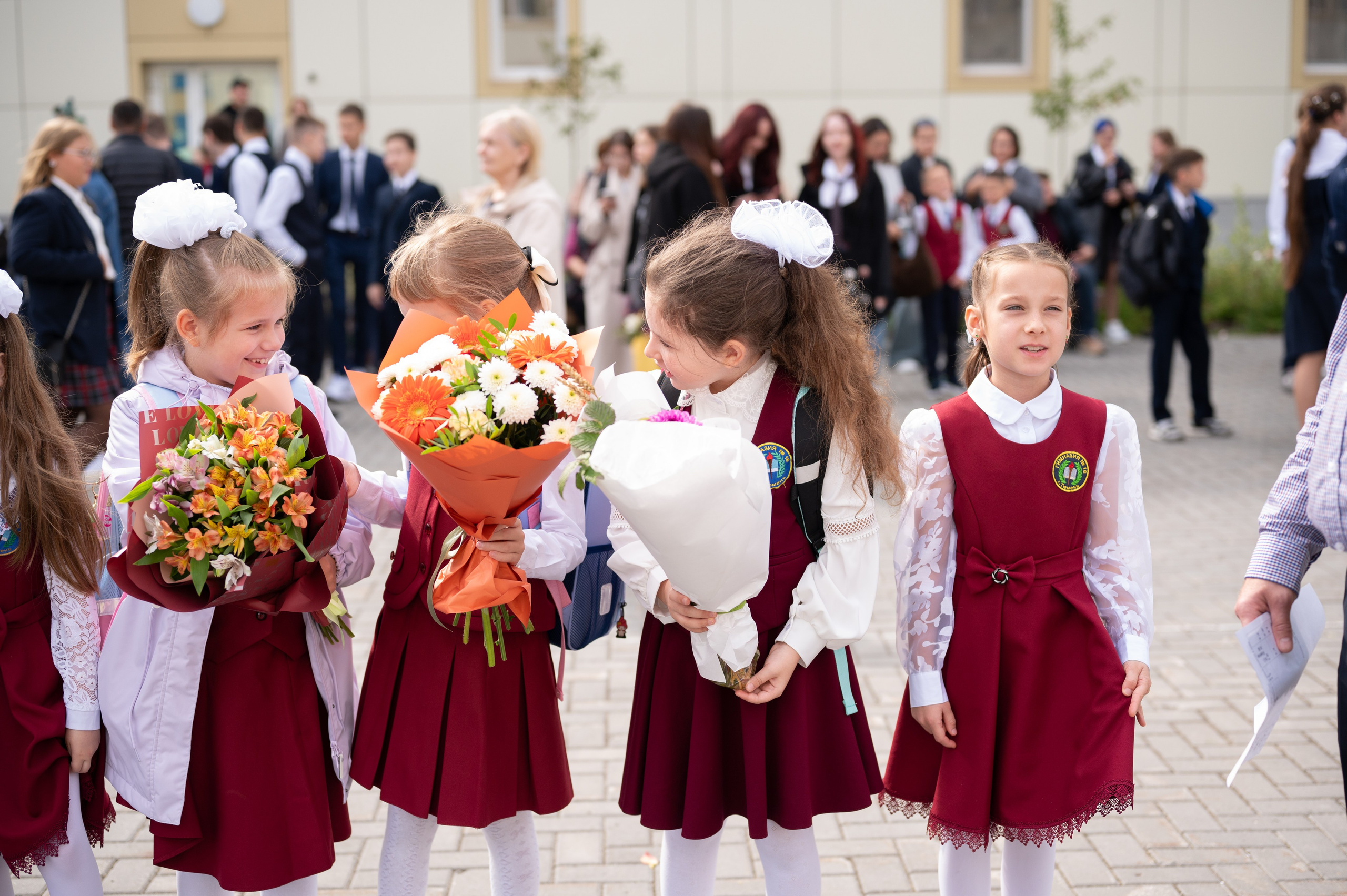 1 сентября 16 гимназия 2 класс (линейка + в классе+ на улице). Фотограф новорожденных, семейный детский в Тюмени Татьяна Морозова
