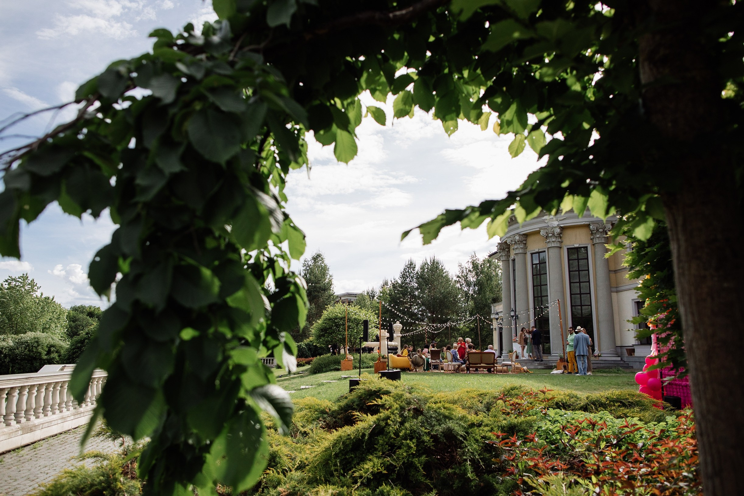 HOLDING_OUT_OF_THE_HERO. Wedding photographer in Europe