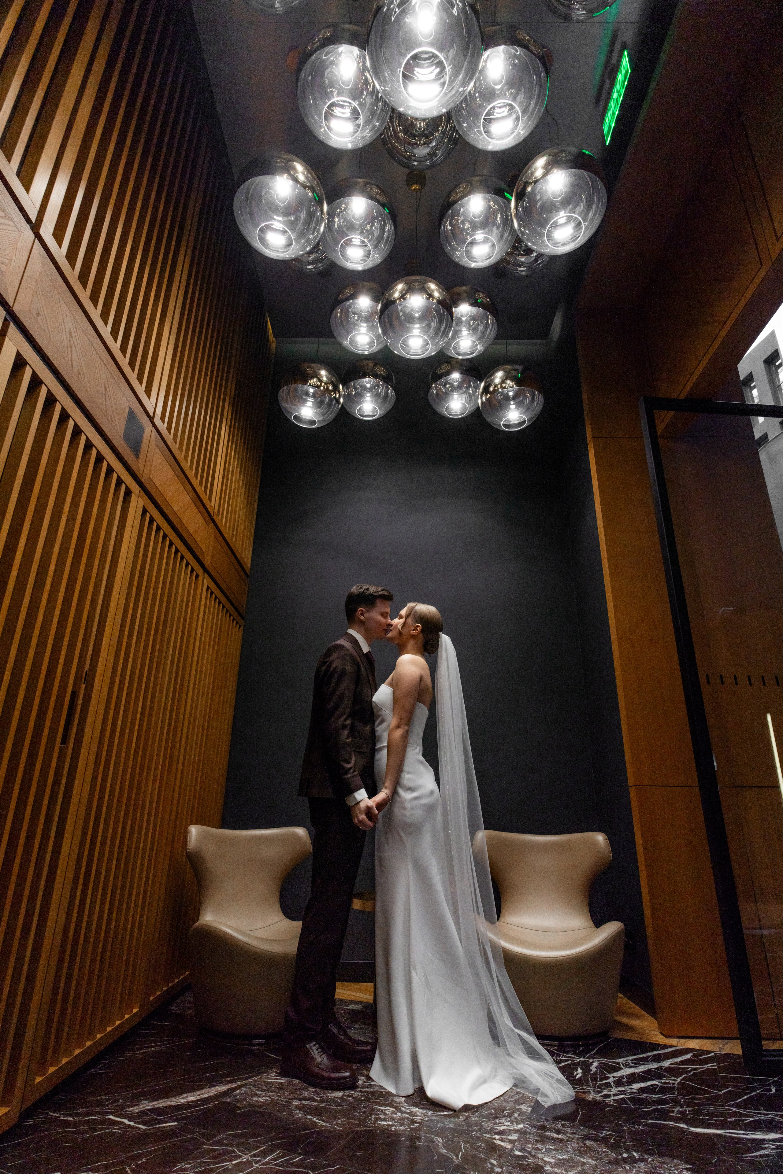 Свадебная пара в номере отеля Гамма на свадебной фотосессии в отеле Гамма