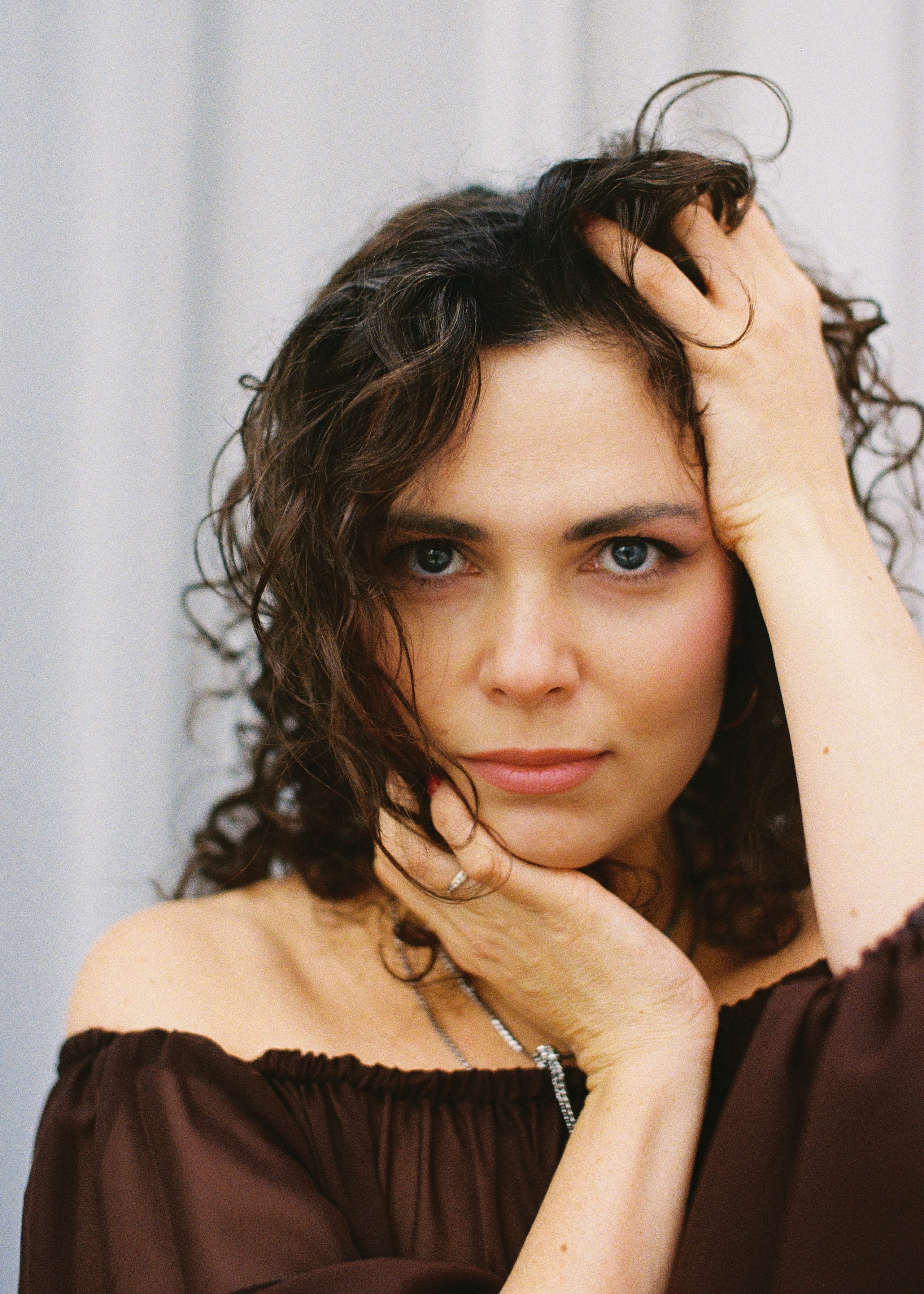 Портрет на пленку Жанна коричневый топ темные волосы портретная фотосъемка естественный свет фотограф Ксения Давыдова Санкт-Петербург