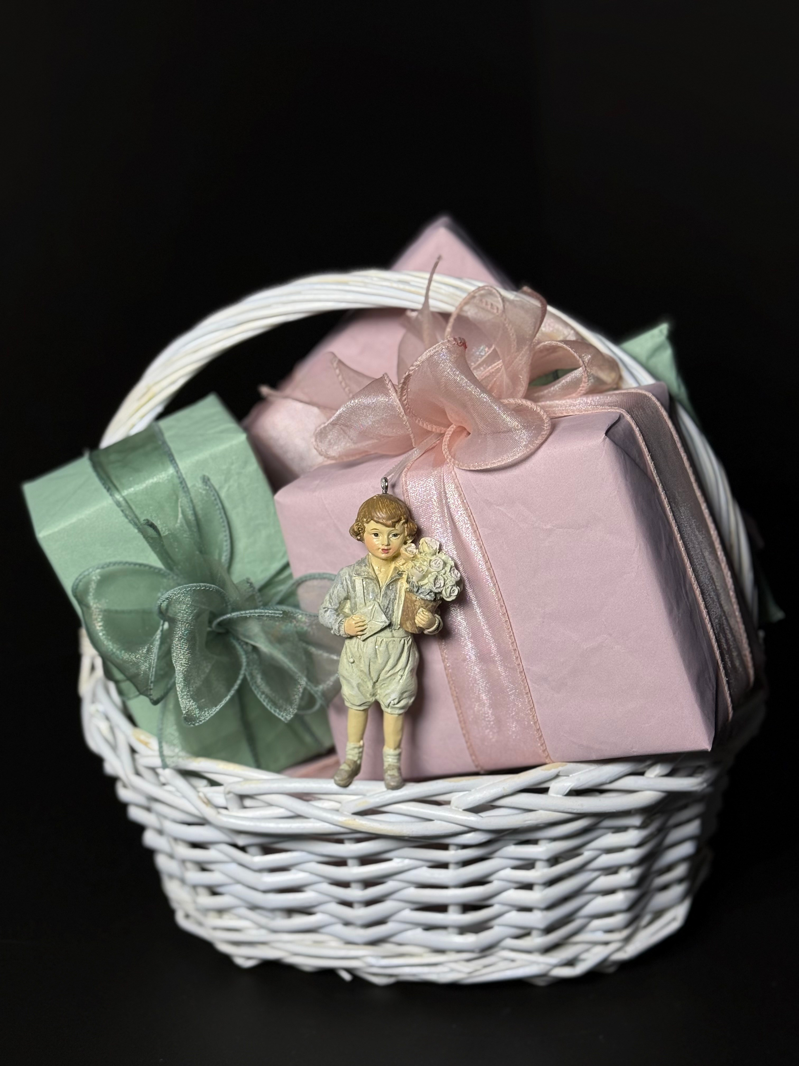 Корзина «Манговая зефирка». Студия подарочных наборов «Владия»