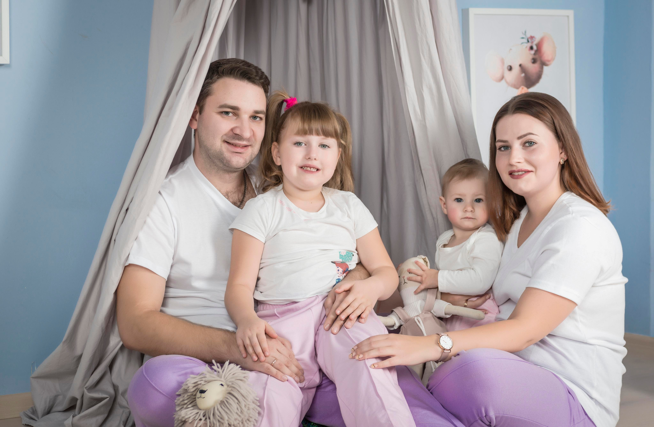 Студийный портрет семьи Третьяковых. Studio Blenda. Фотограф Платон Македонский