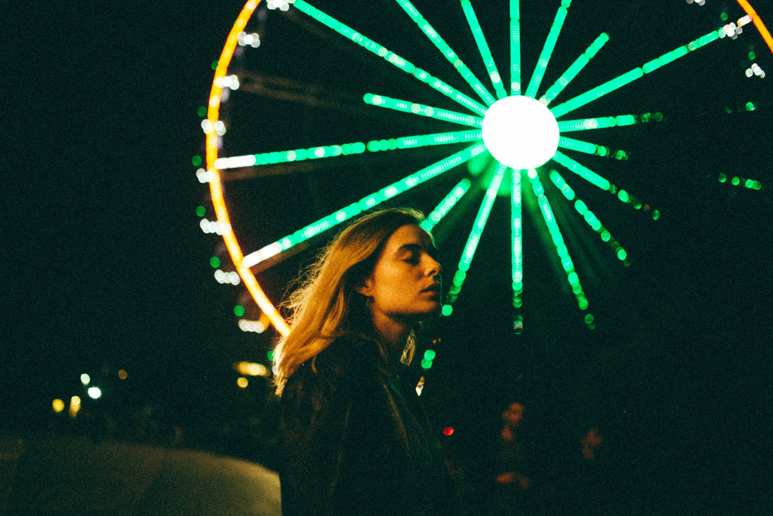 Девушка на прогулке в парке развлечений