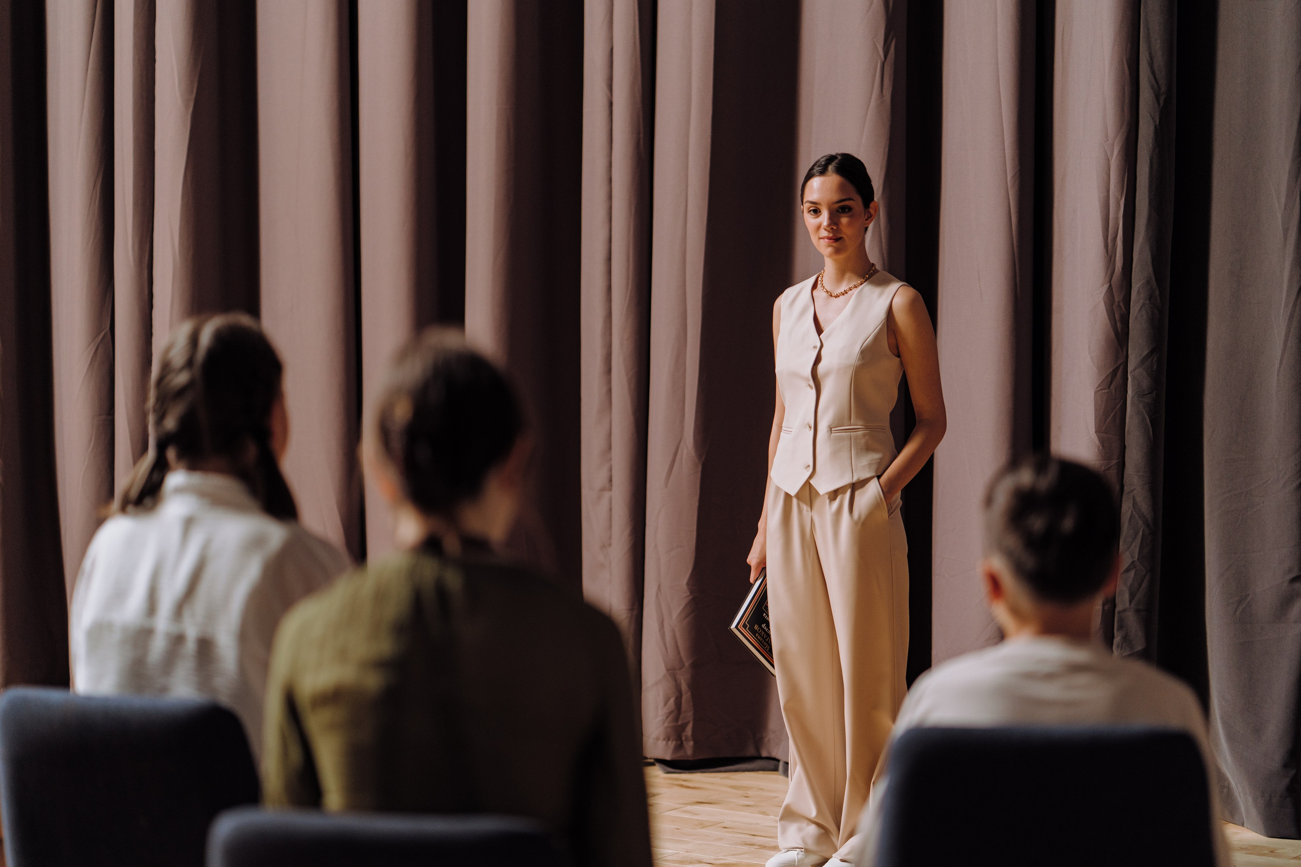 Женя Медведева / Уроки истории. Творческий и репортажный фотограф в Москве Клим Долгов