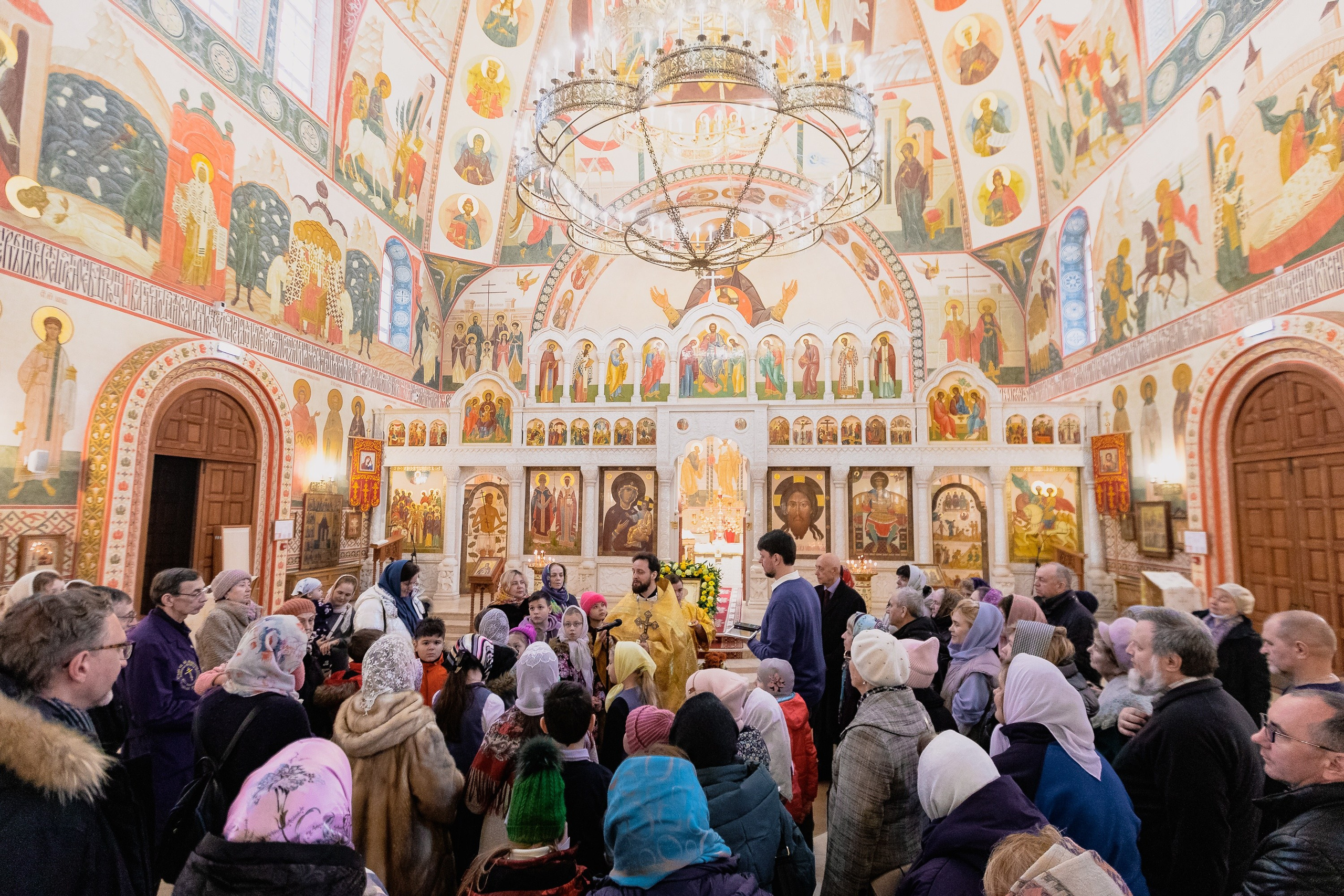 Праздничное богослужение Святителю Николаю 19 декабря. Интерьерный фотограф в Москве Роман Потапов