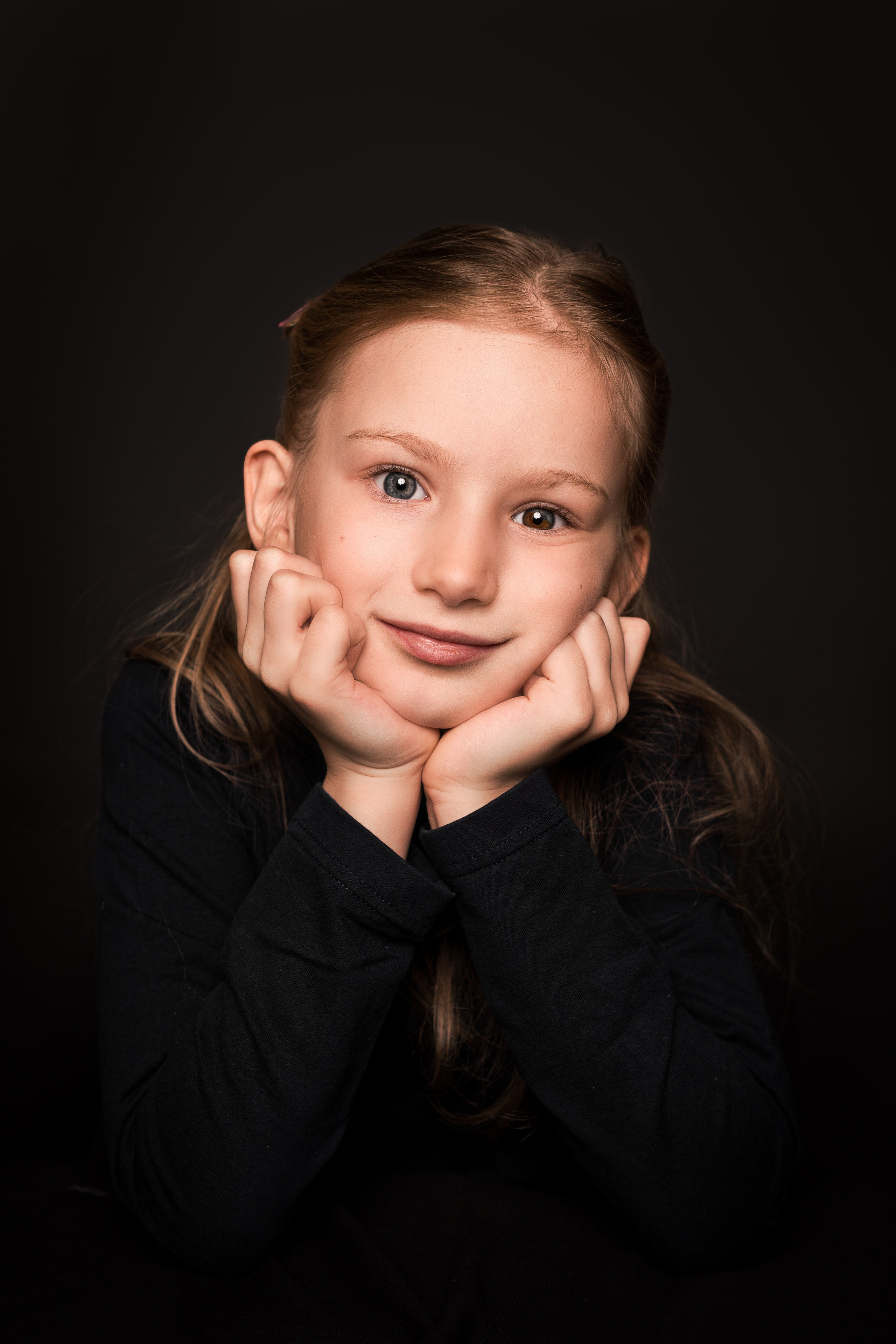 Детский сад, портреты на чёрном фоне. Фотограф Шунова Саша