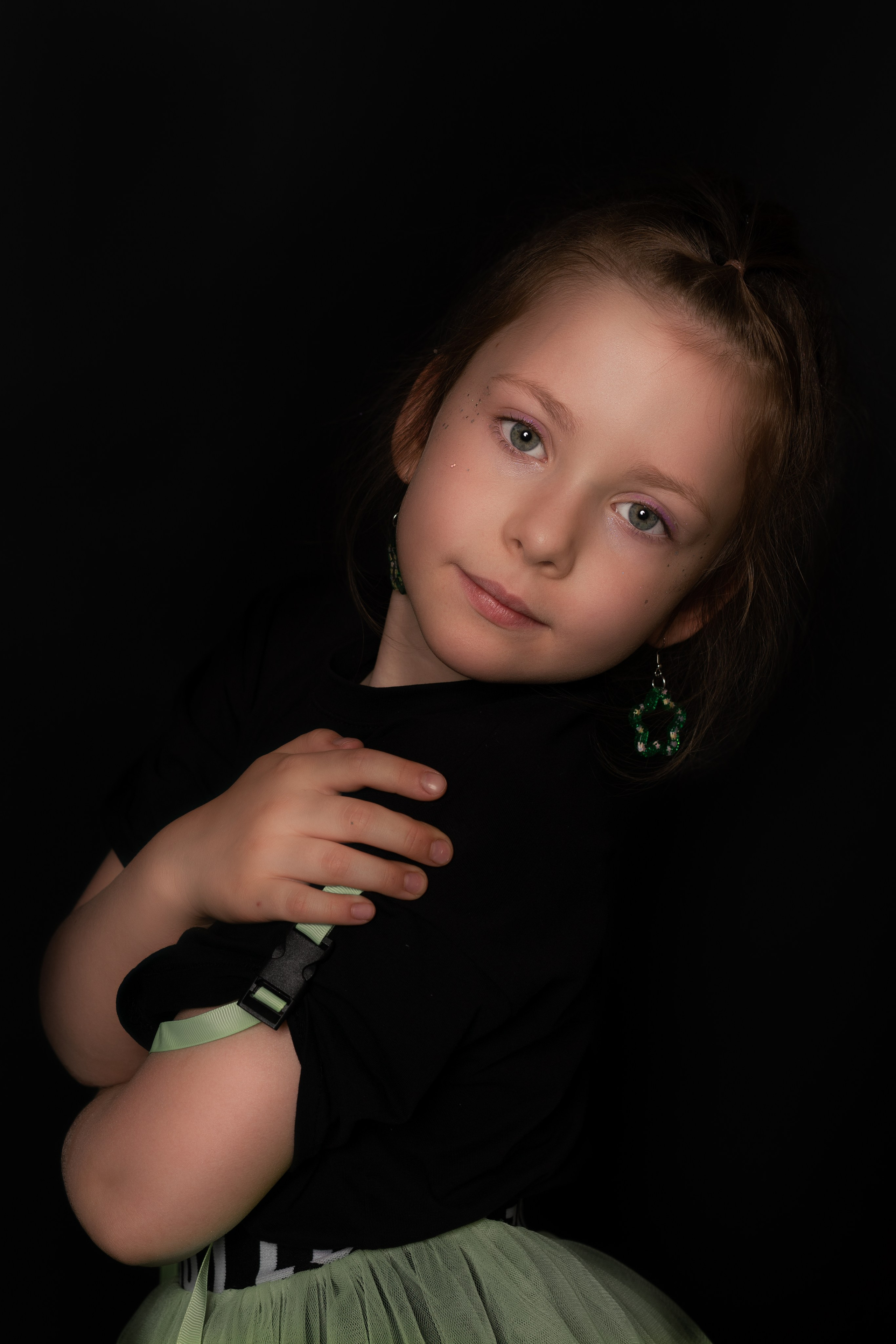 Детский сад, портреты на чёрном фоне. Фотограф Шунова Саша