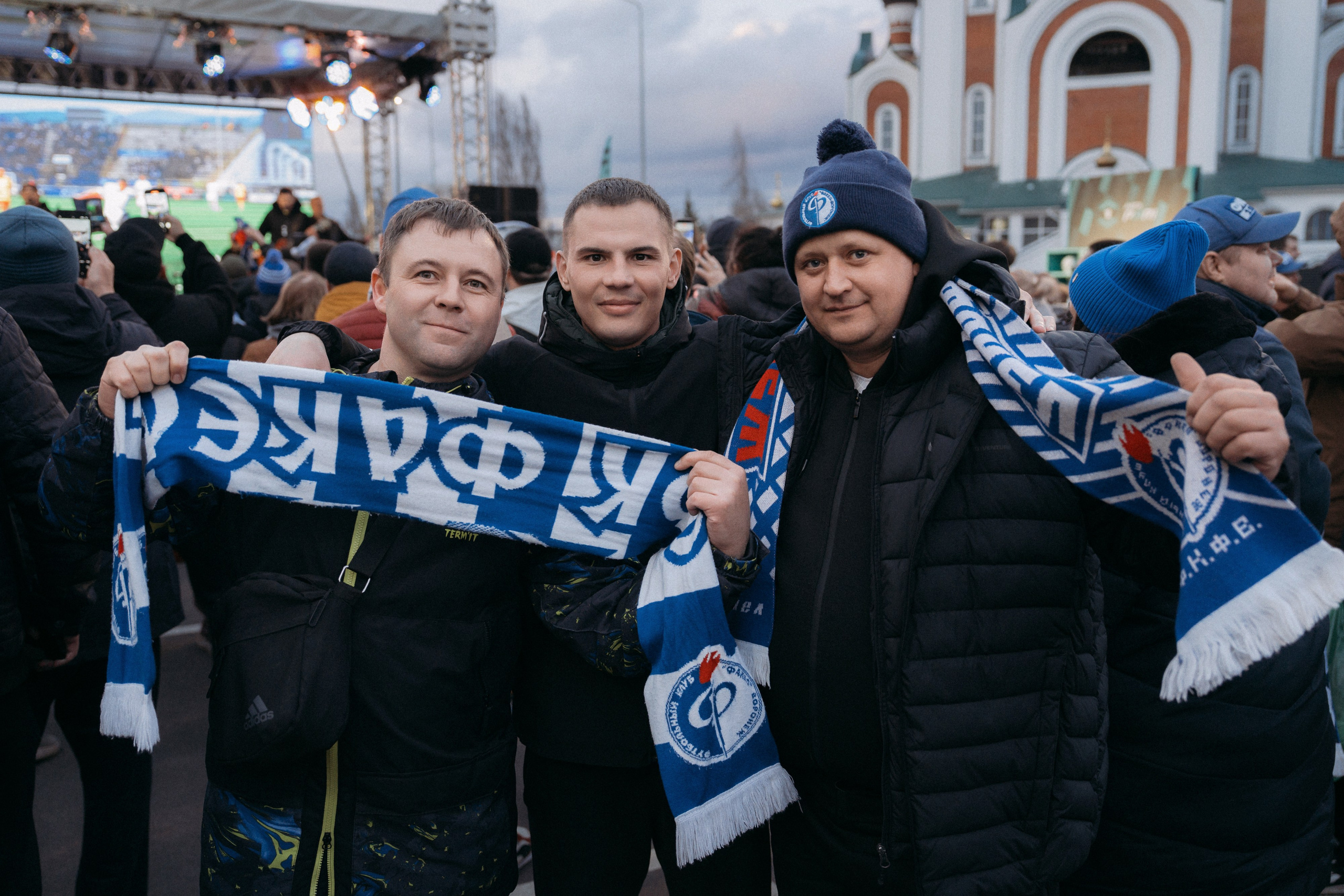 Портрет болельщиков футбольной команды Факел.